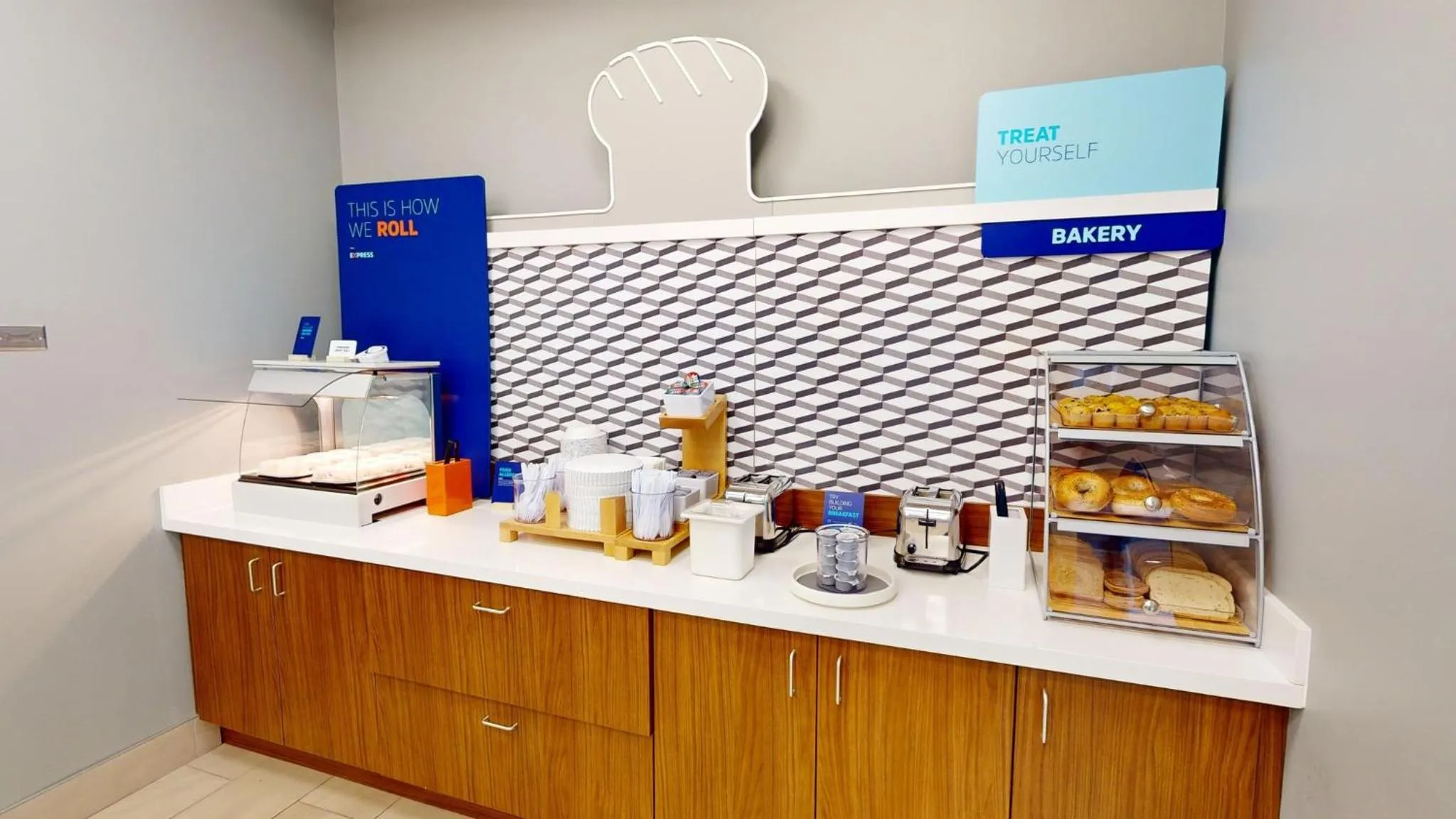 Breakfast in Holiday Inn Express & Suites Chicago Schaumburg by IHG