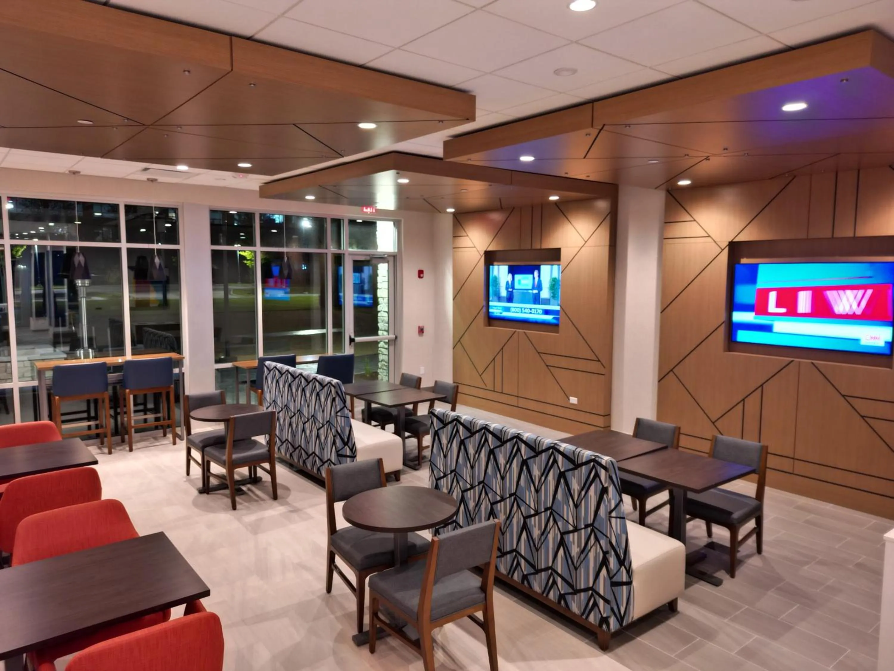 Communal lounge/ TV room in Holiday Inn Express & Suites Chicago Schaumburg by IHG