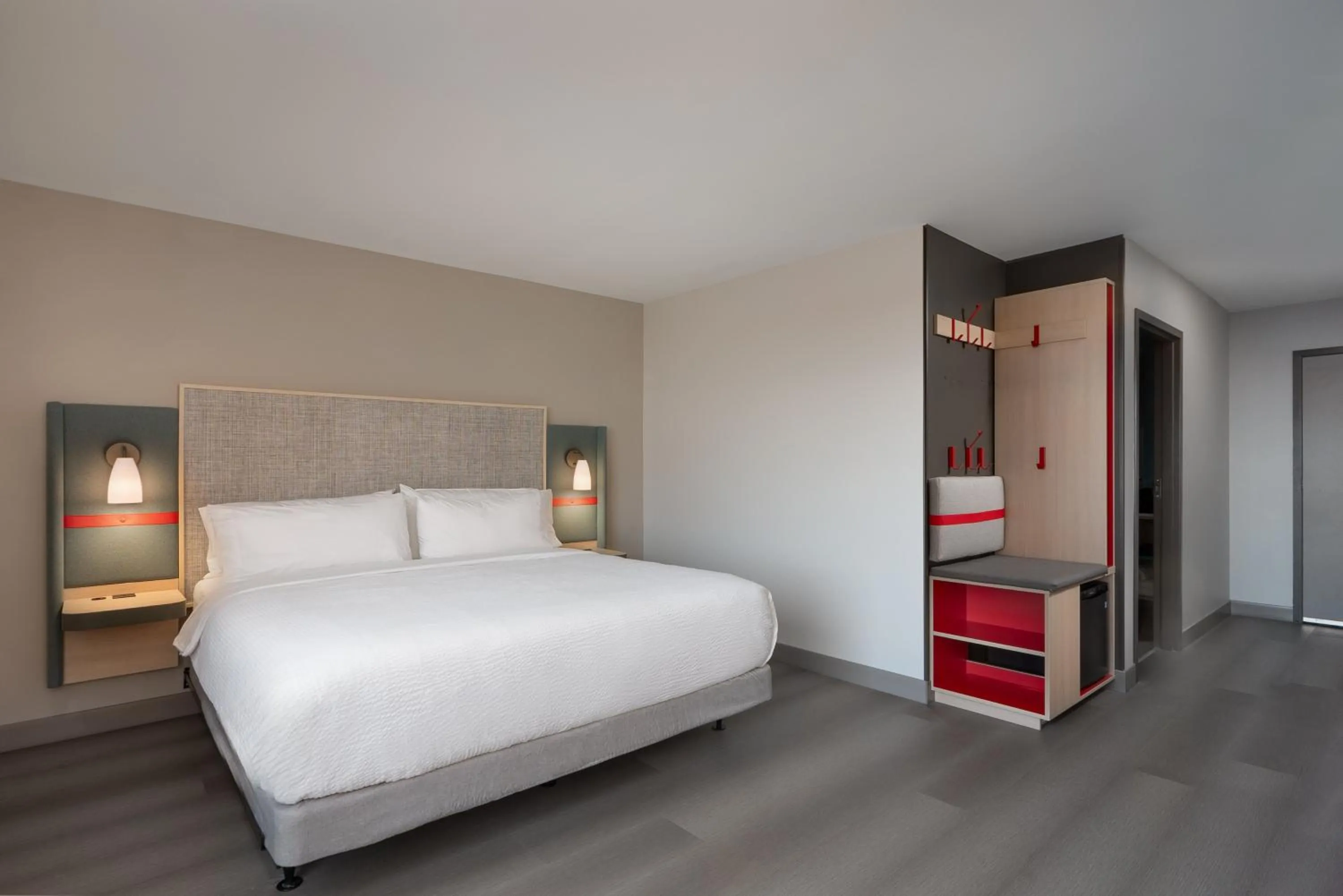 Photo of the whole room, Bed in avid hotel Oak Creek by IHG