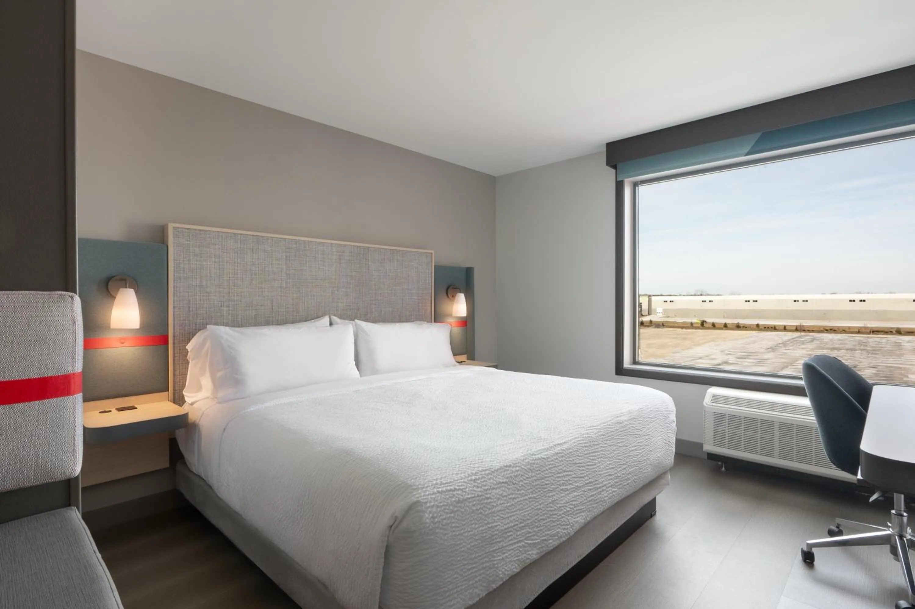 Photo of the whole room, Bed in avid hotel Oak Creek by IHG