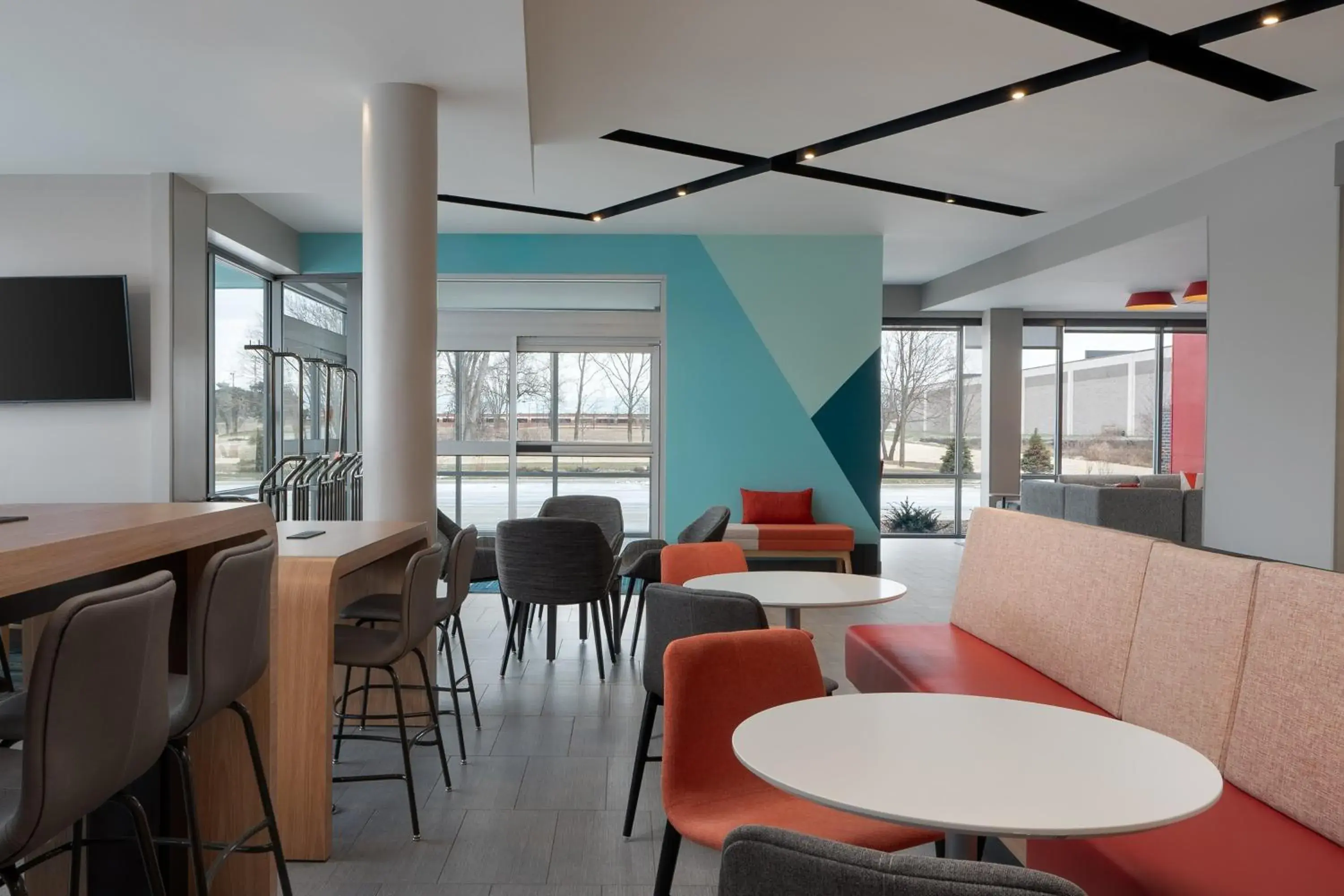 Property building in avid hotel Oak Creek by IHG Property building in avid hotel Oak Creek by IHG