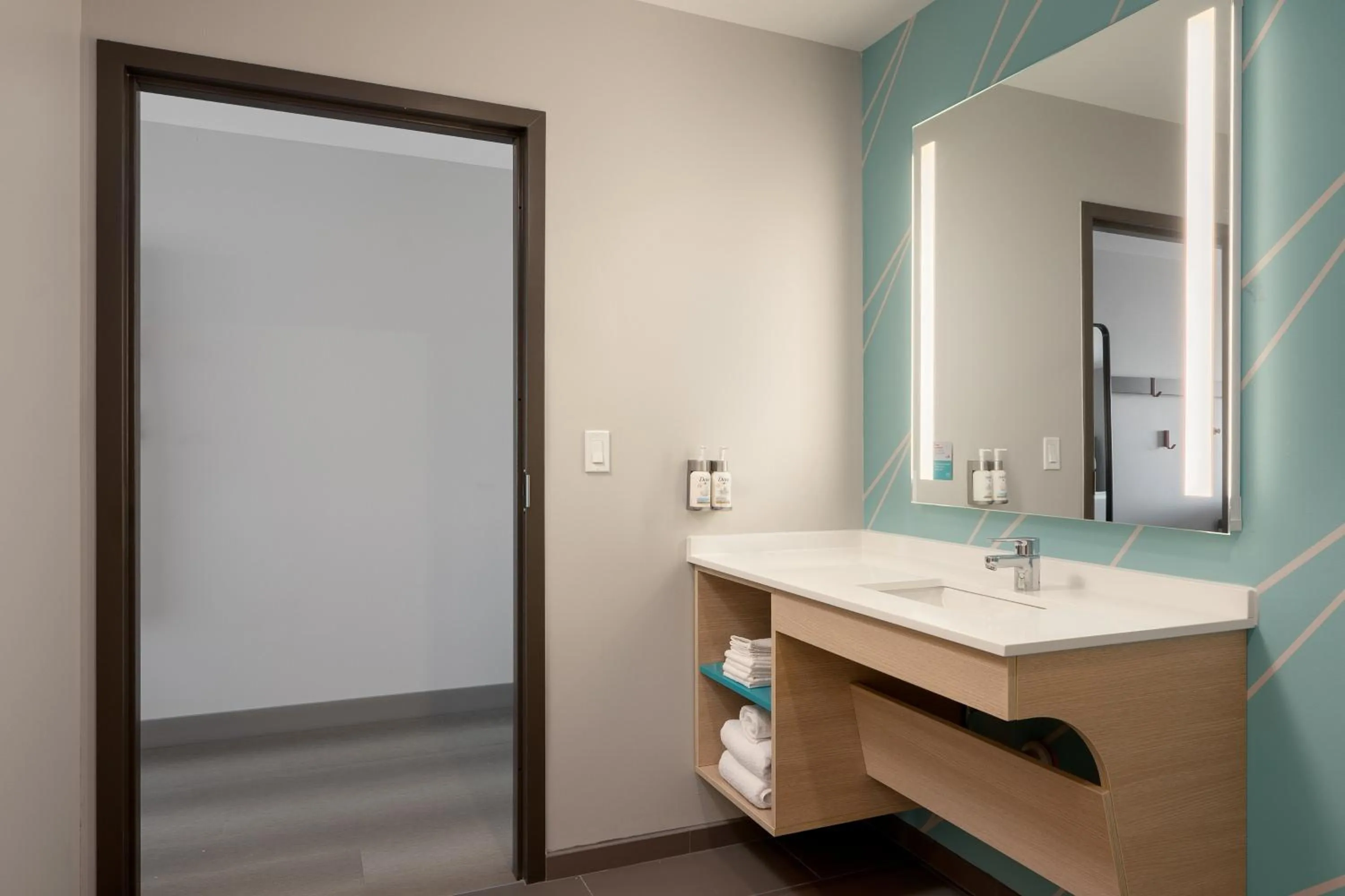 Photo of the whole room in avid hotel Oak Creek by IHG