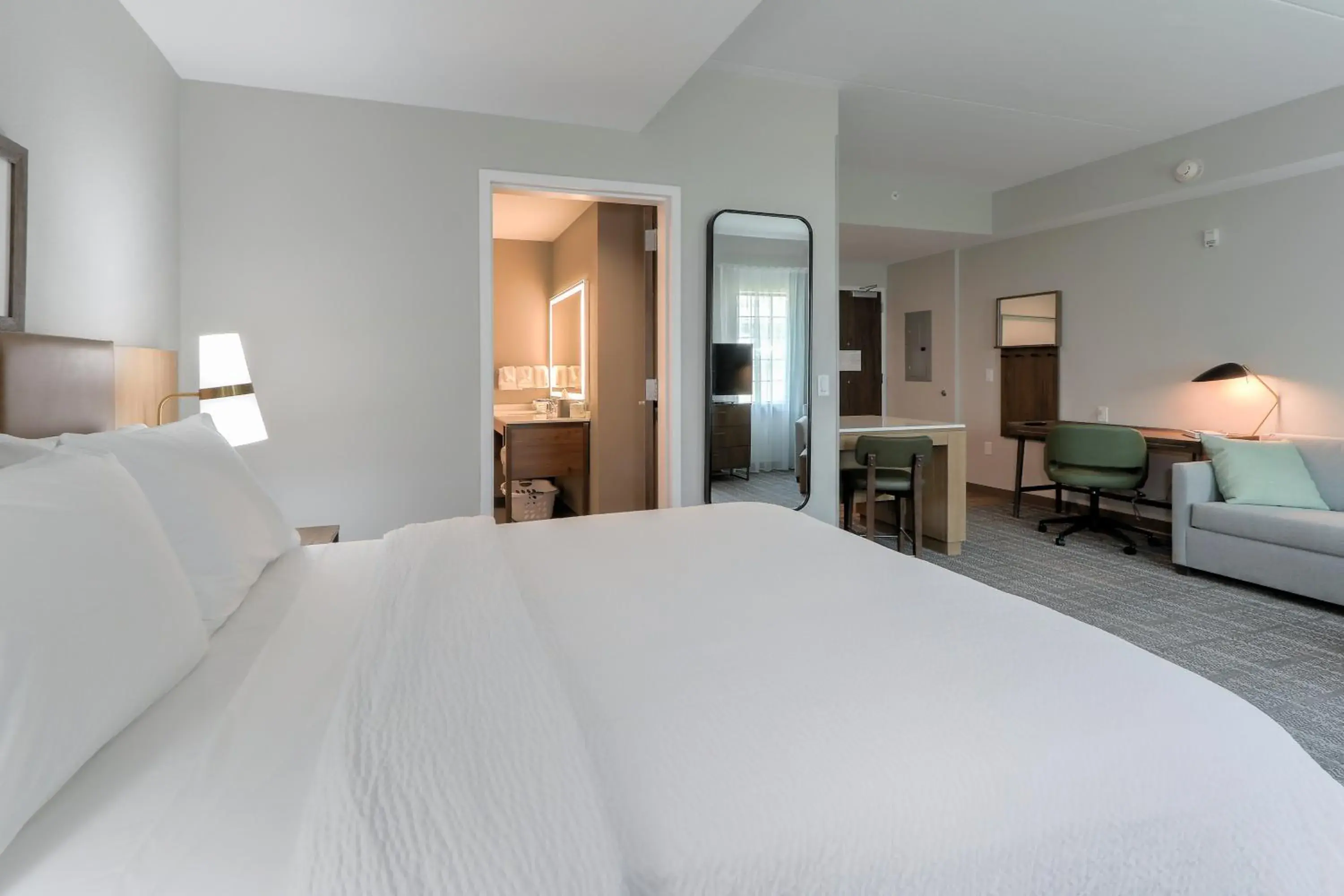 Living room, Bed in Staybridge Suites Pigeon Forge - Smoky Mtns by IHG Living room, Bed in Staybridge Suites Pigeon Forge - Smoky Mtns by IHG