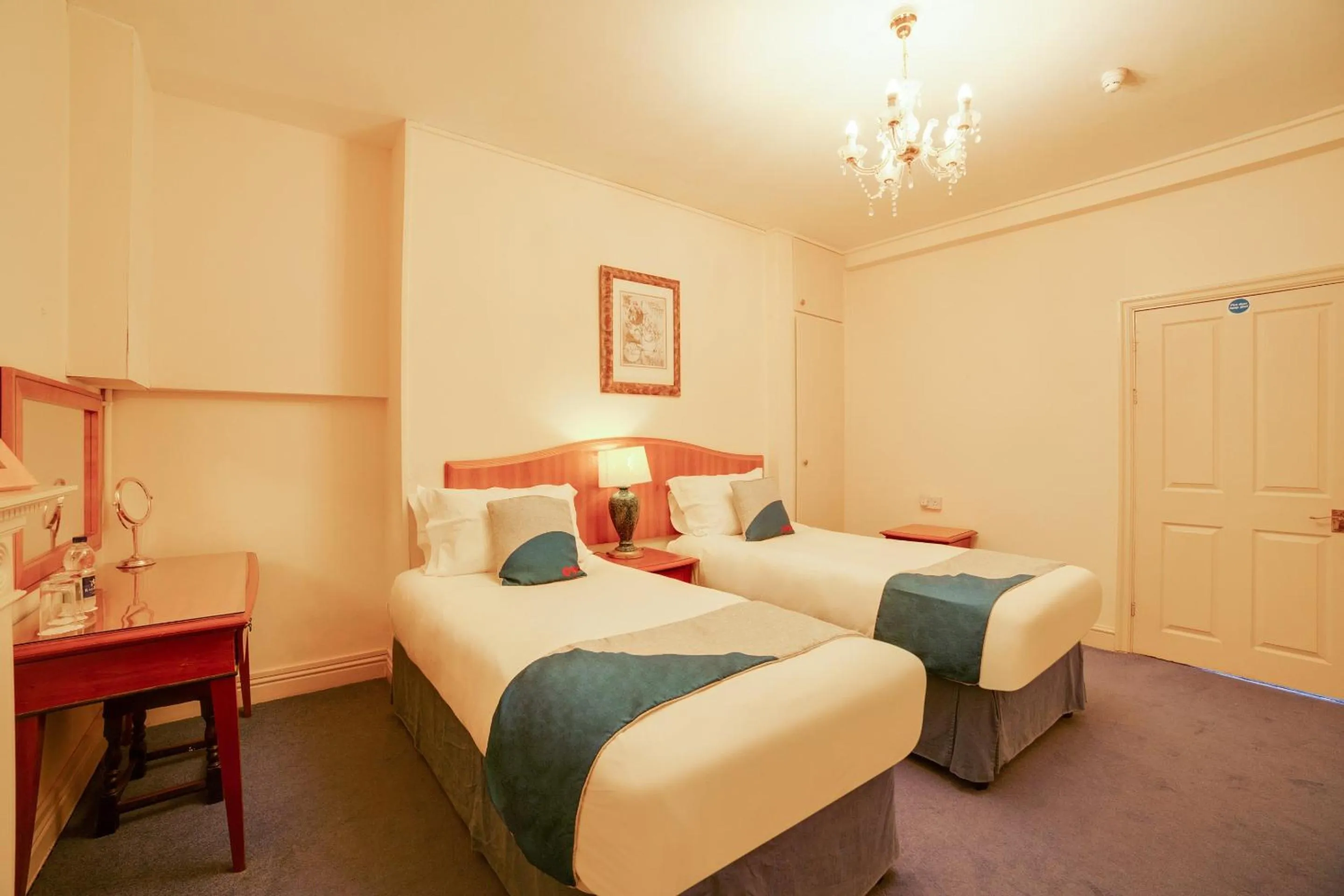 Bedroom, Bed in OYO Bailbrook Lodge, Bath