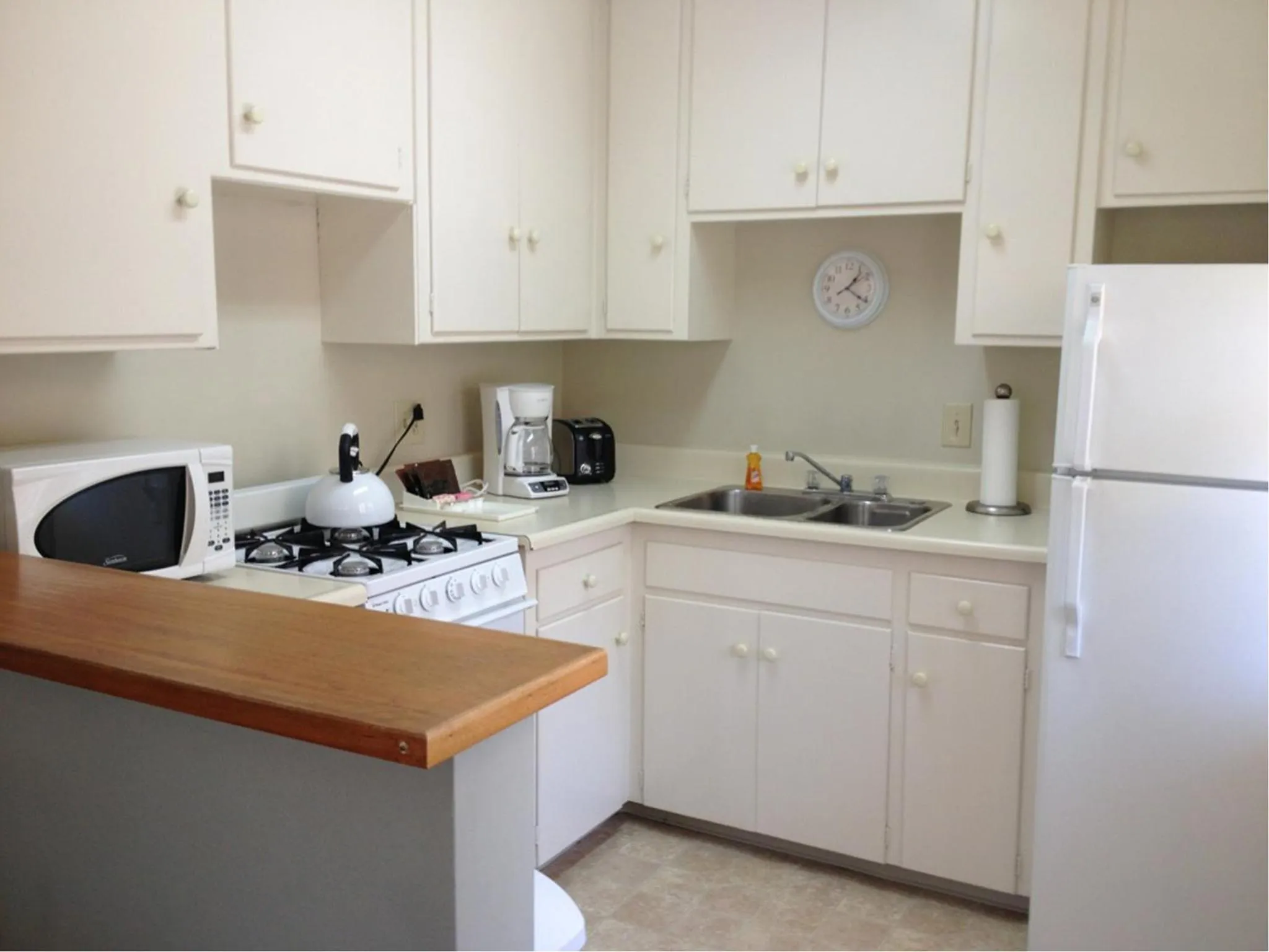 Kitchen or kitchenette in La Jolla Riviera Inn