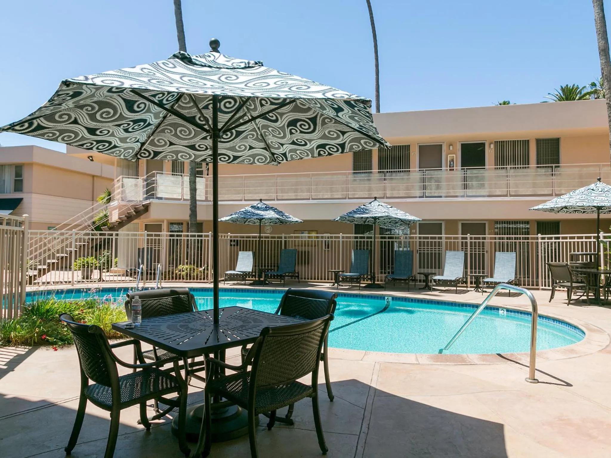 Swimming pool in La Jolla Riviera Inn