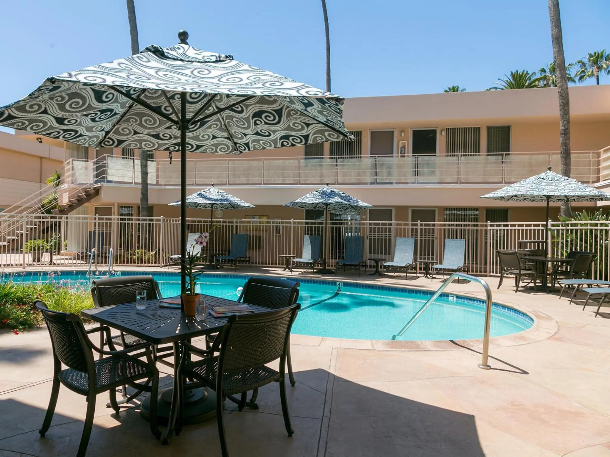 Swimming pool in La Jolla Riviera Inn