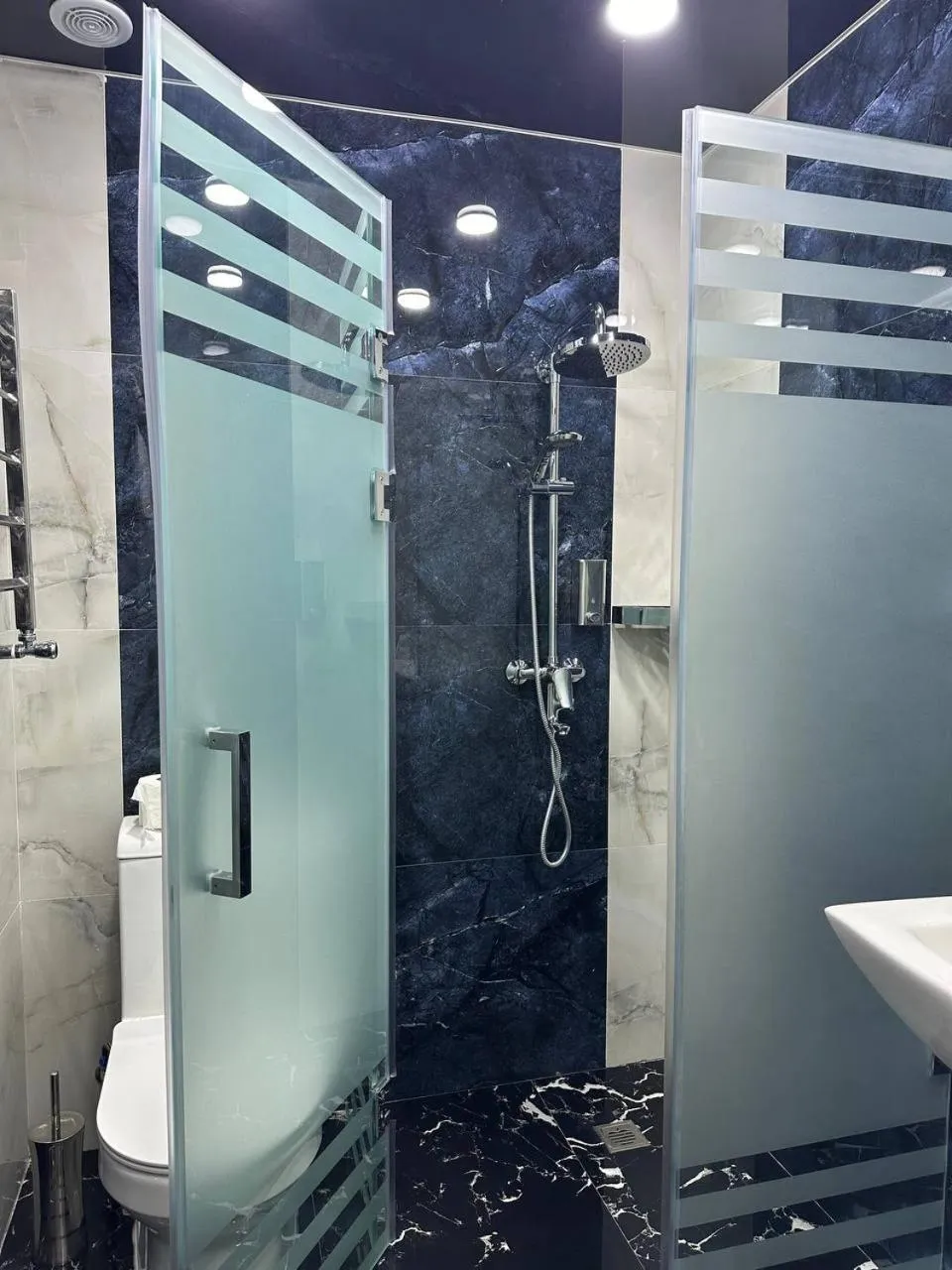 Shower in Ko'k Saroy Plaza Hotel