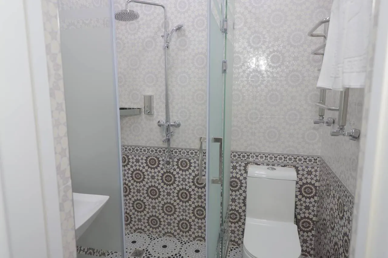 Shower in Ko'k Saroy Plaza Hotel