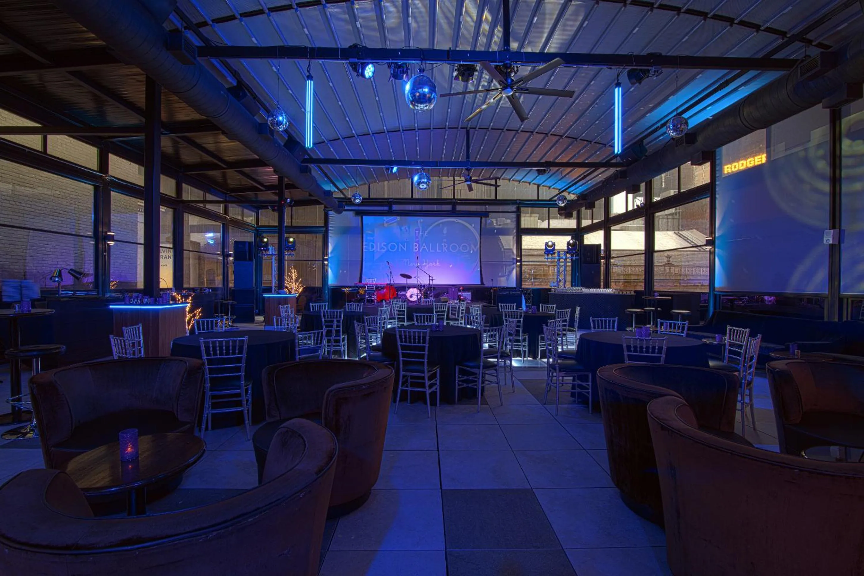 Photo of the whole room in Hotel Edison Times Square