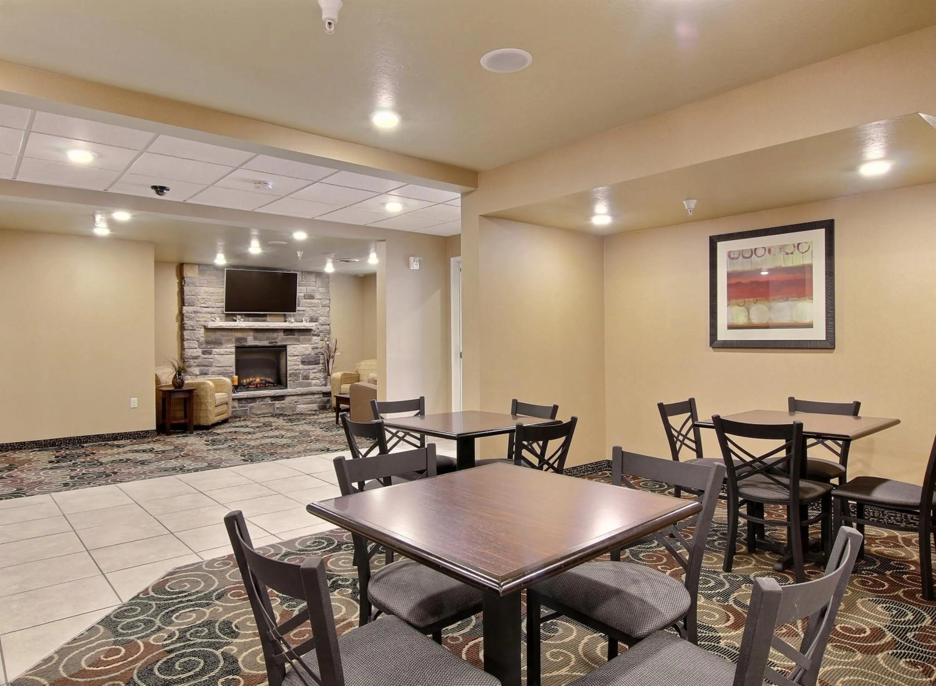 Communal lounge/ TV room in Cobblestone Inn & Suites - Linton