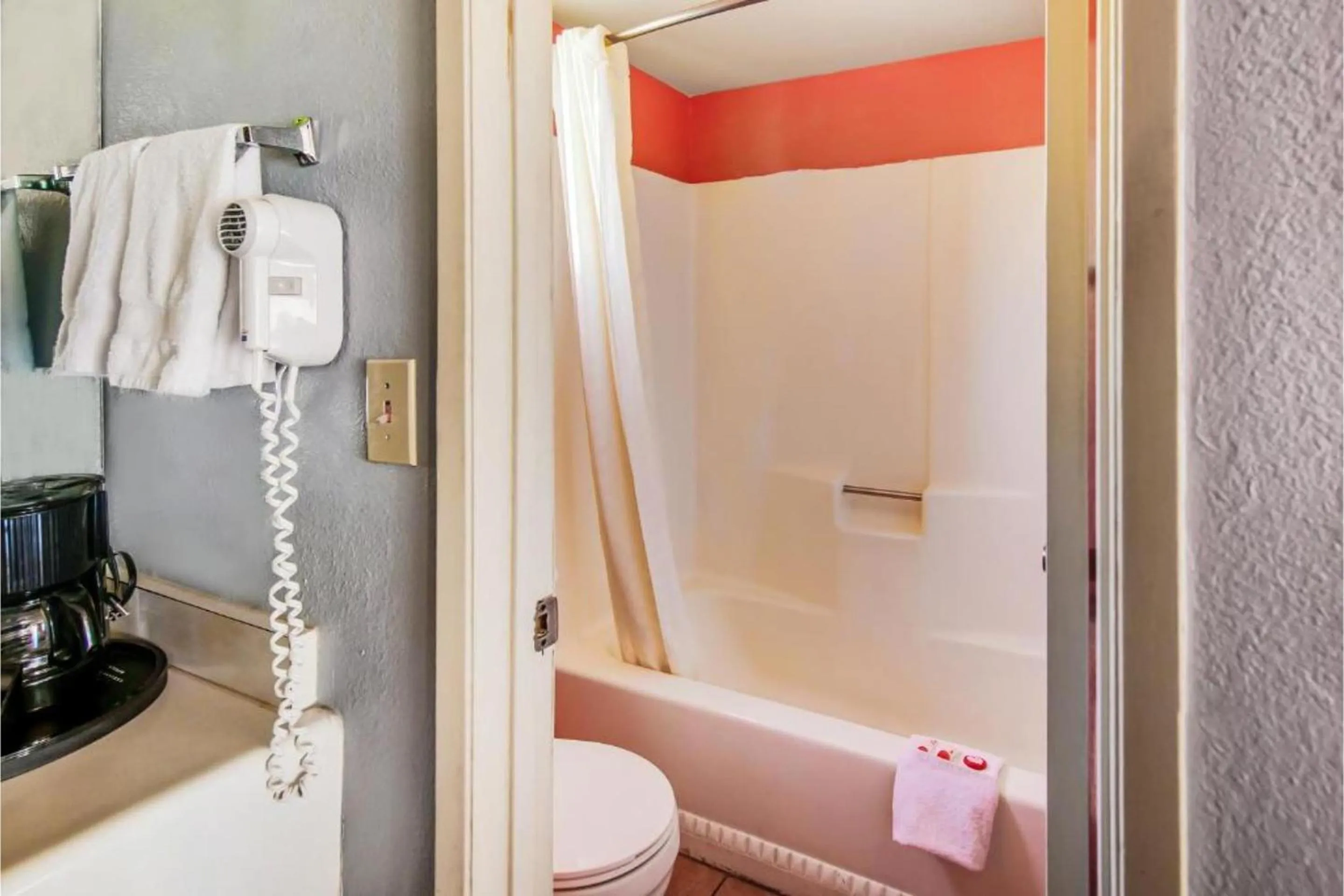 Bathroom in Hotel Europa Ridgecrest