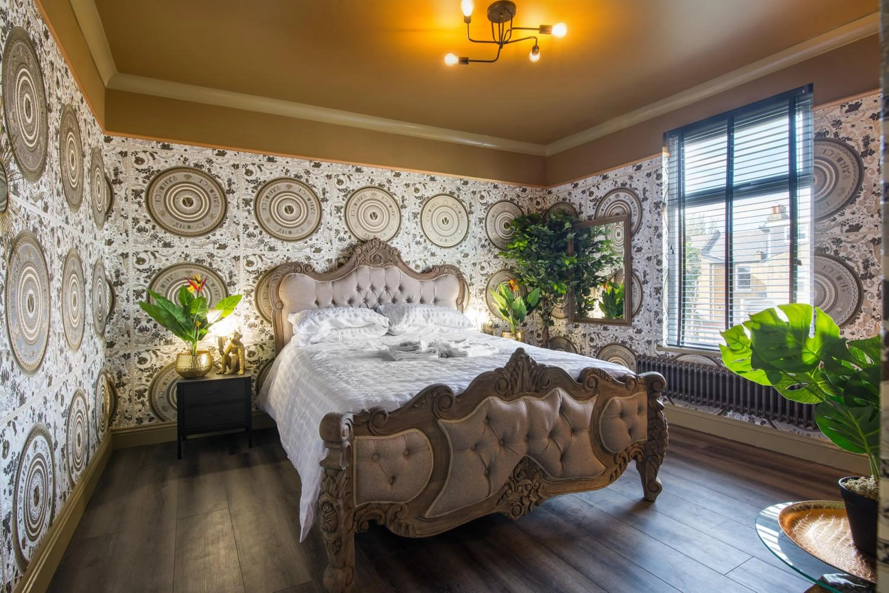 Luxury Versace 1 Bed Hot Tub Pool Table Sky Tv