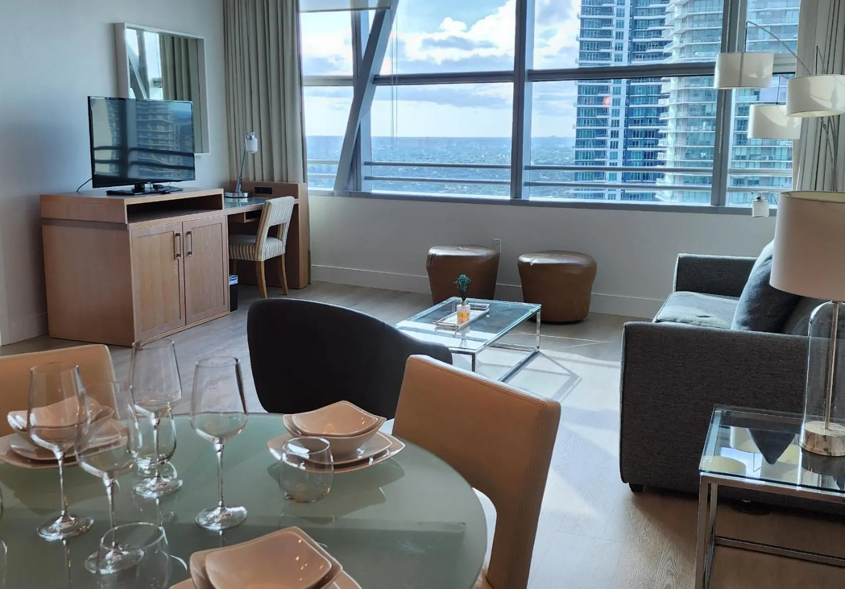 Deluxe One-Bedroom Apartment with City View in Brickell Arch Residences Free Parking by Palermo Home Miami