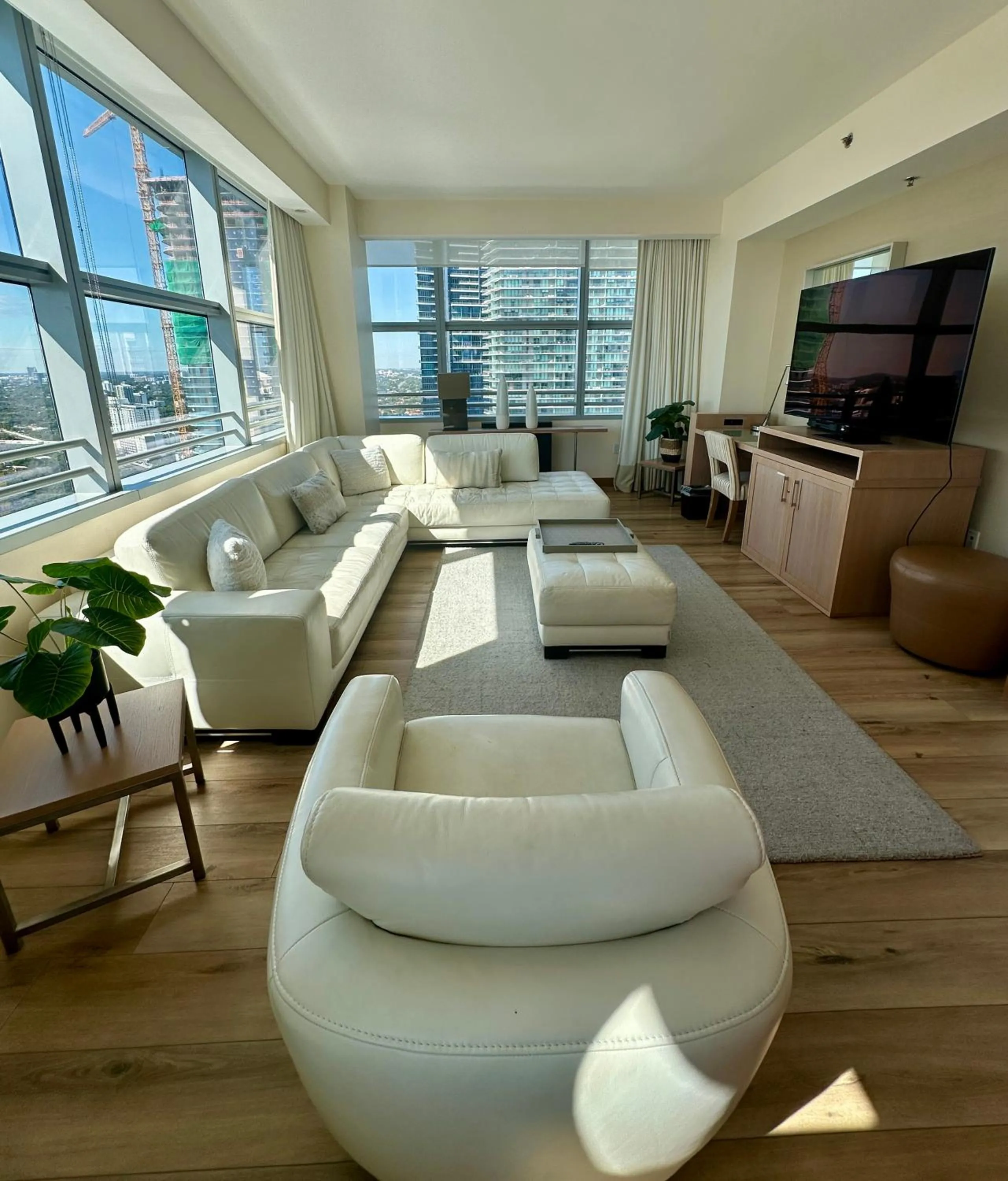 Two-Bedroom Apartment with Balcony and Sea View in Brickell Arch Residences Free Parking by Palermo Home Miami