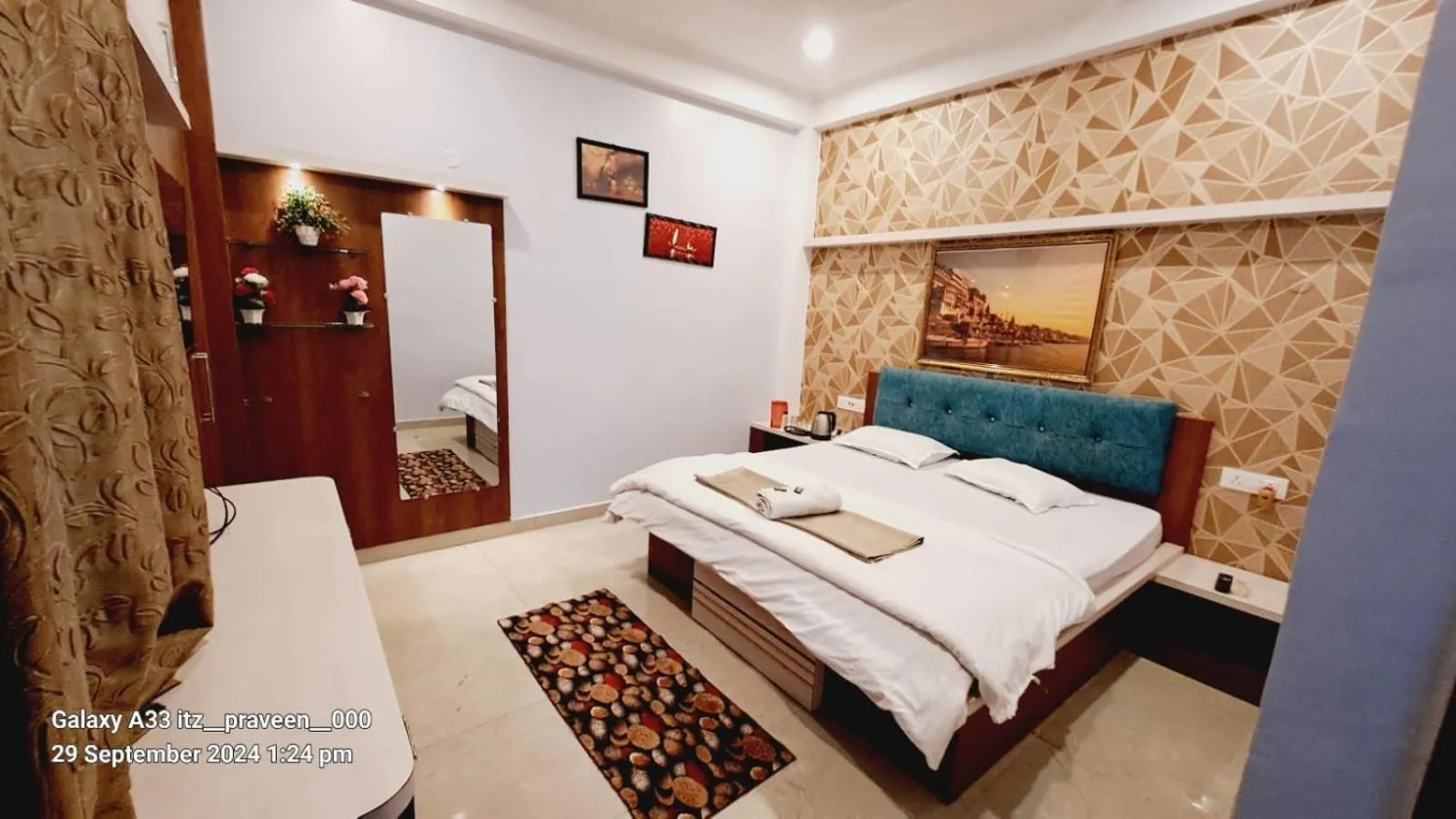 Bedroom, Bed in Khushi Paying Guest House