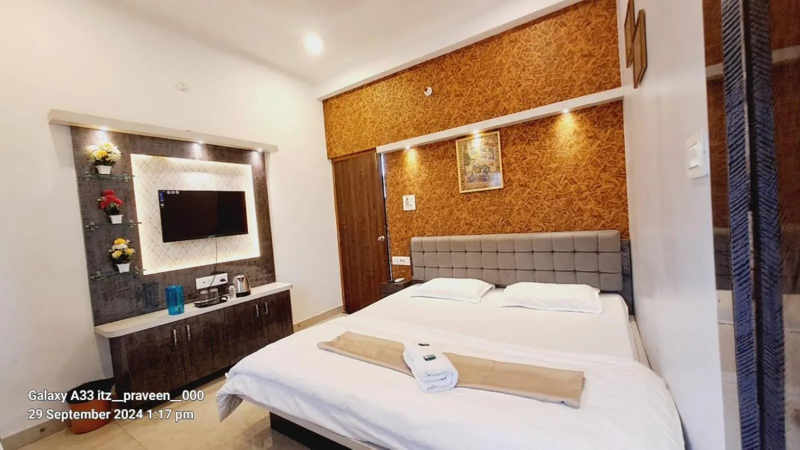 Bedroom, Bed in Khushi Paying Guest House