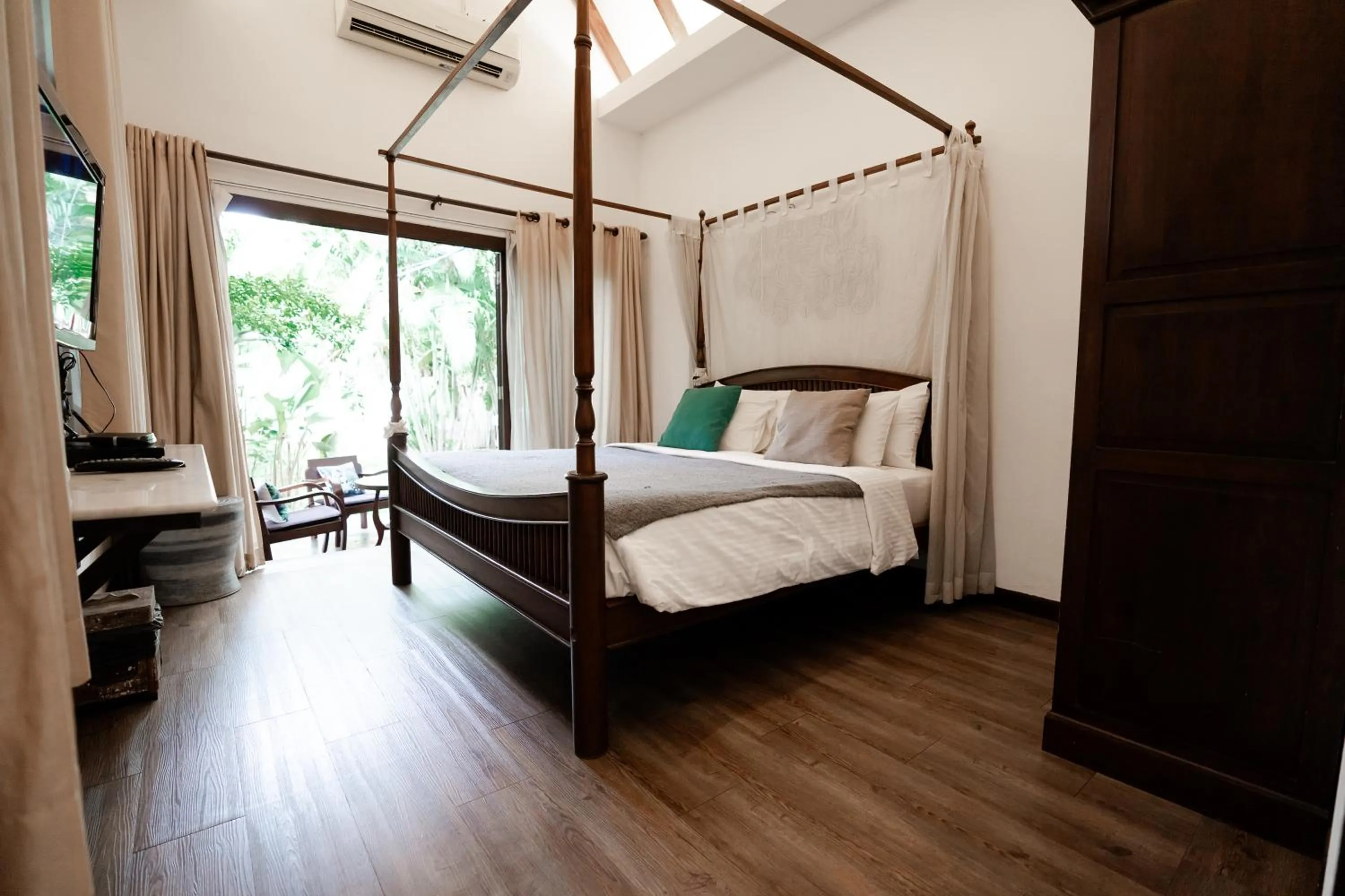 Bed in Tolani Southgate Villa Chiang Mai