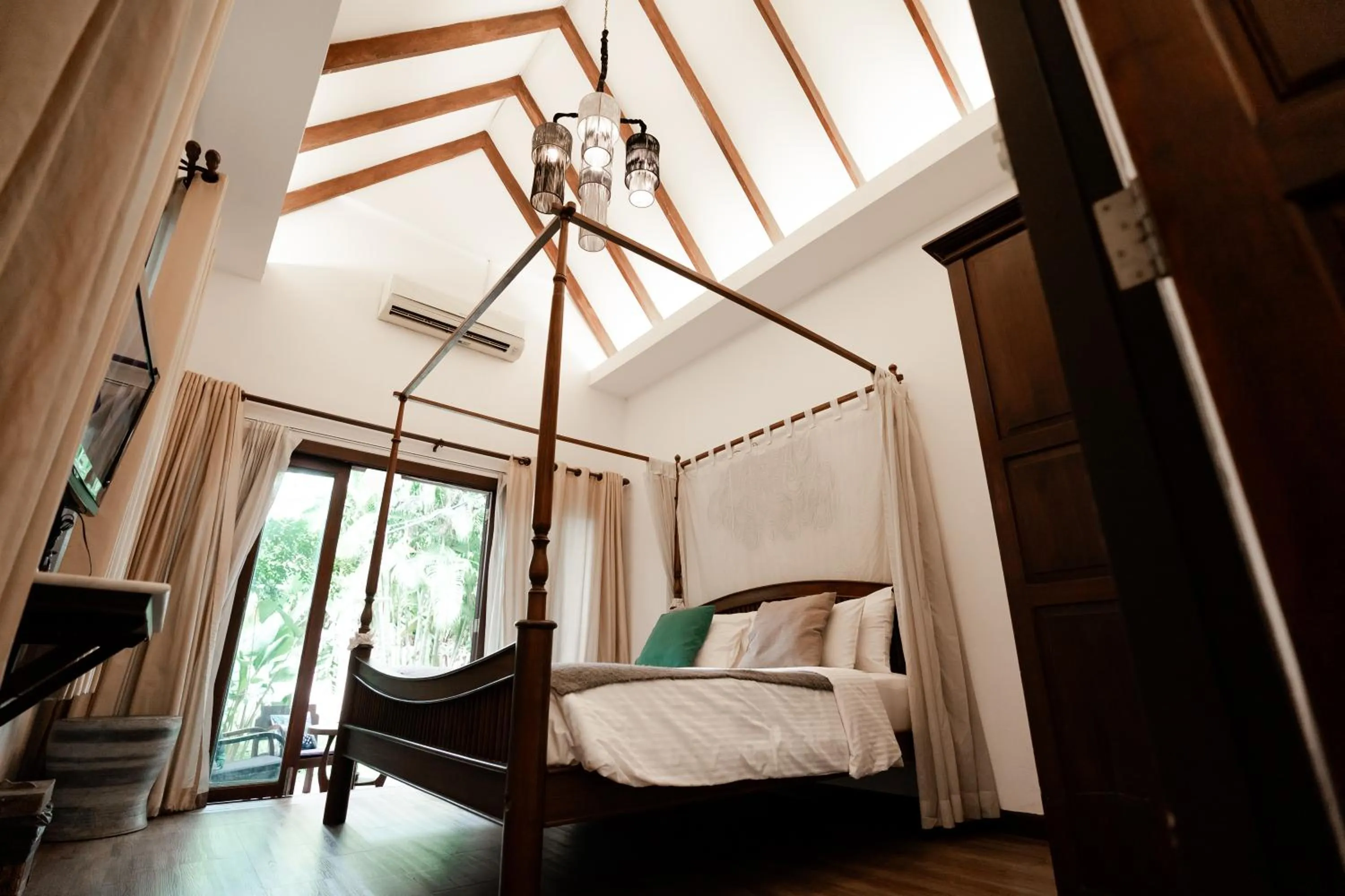 Bed in Tolani Southgate Villa Chiang Mai