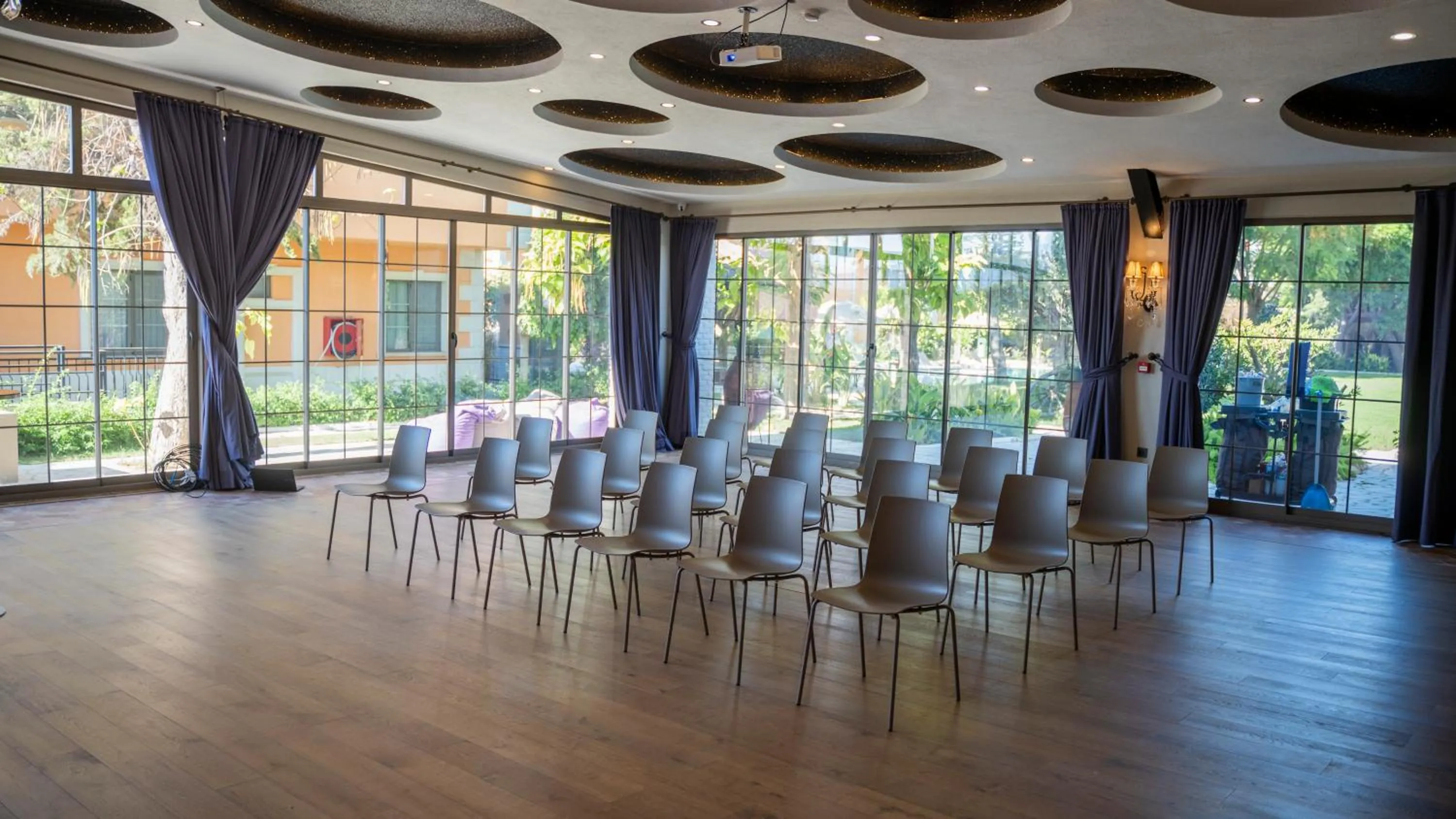 Meeting/conference room in Ema Houses