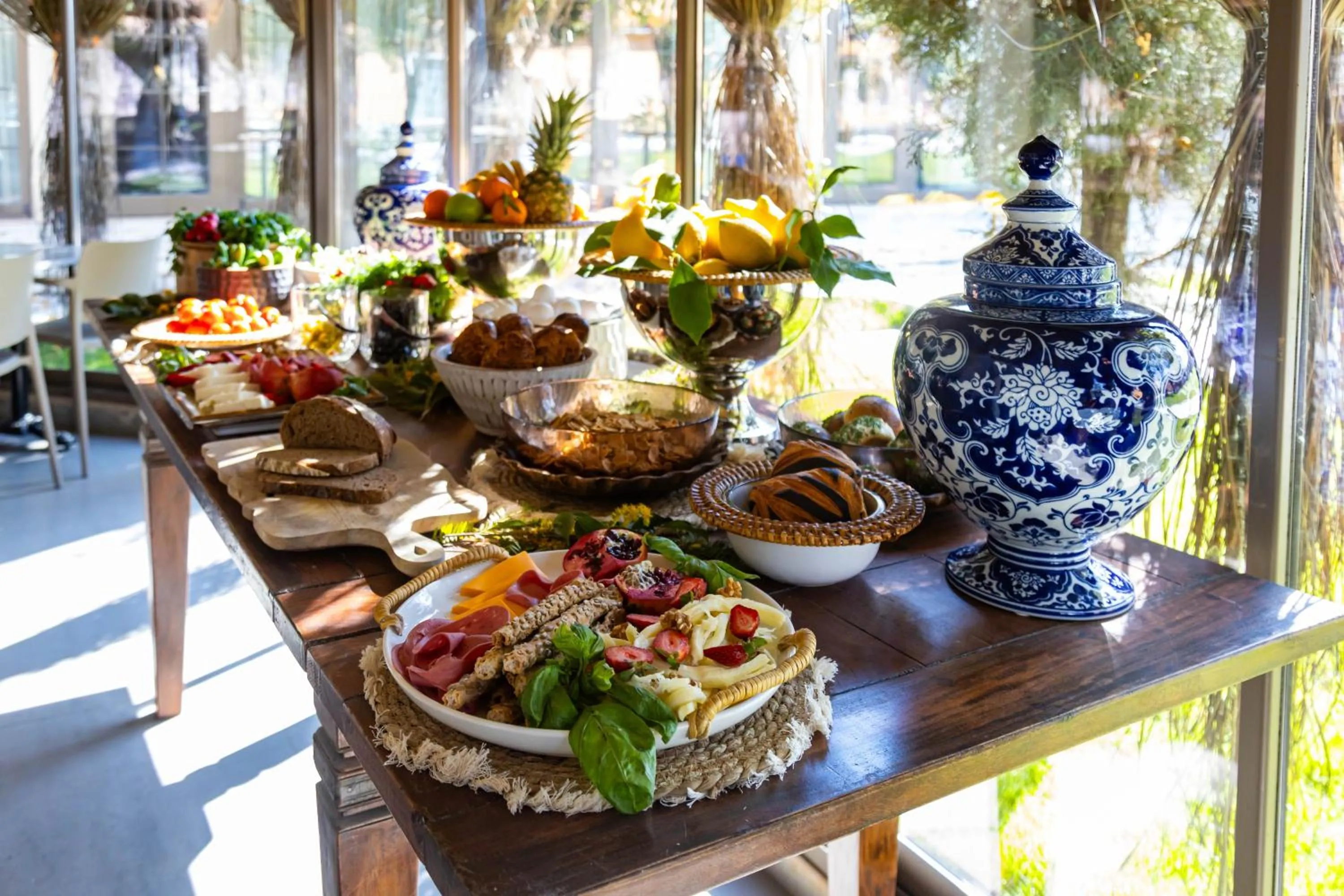 Restaurant/places to eat in Ema Houses