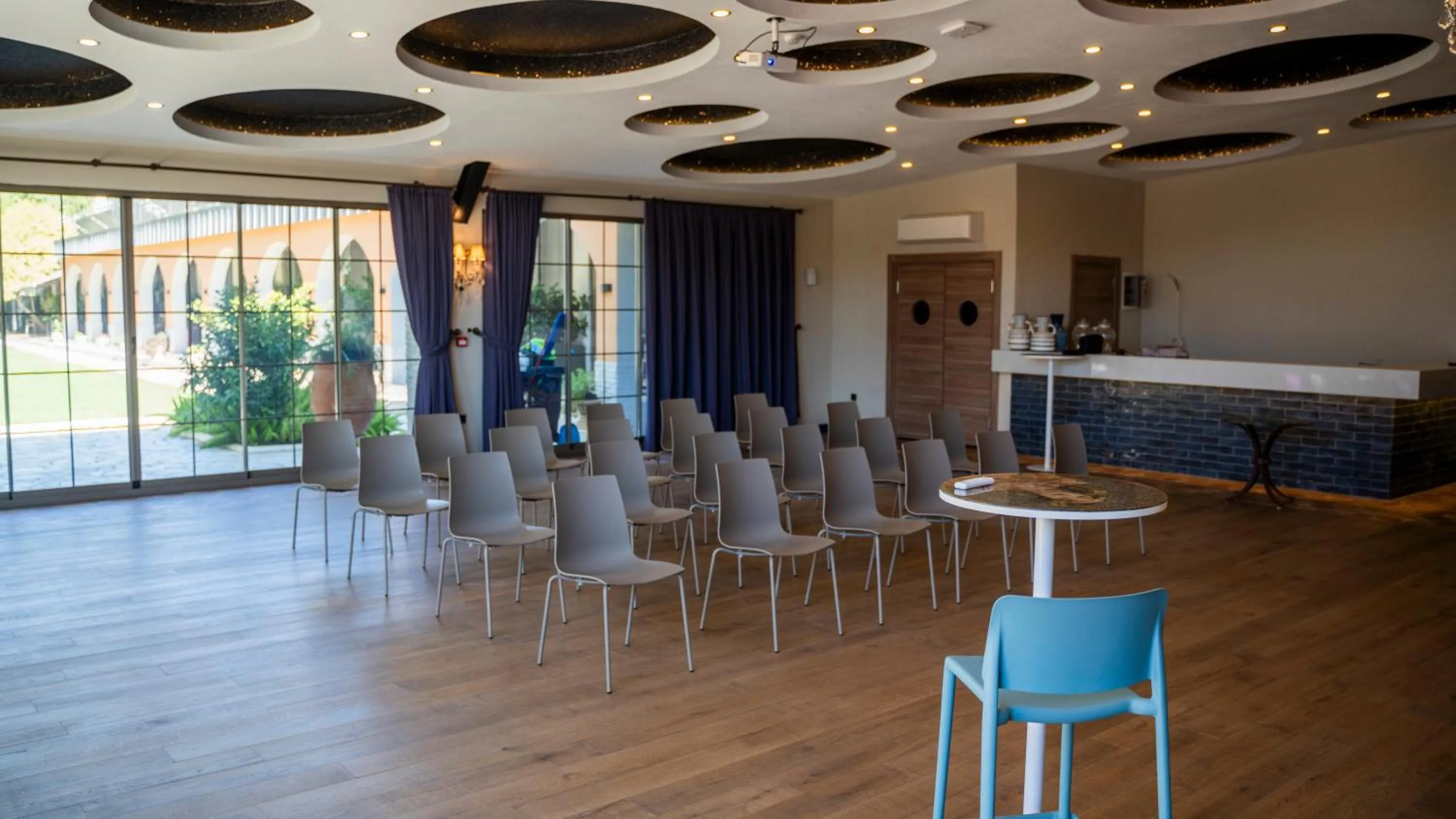 Meeting/conference room in Ema Houses