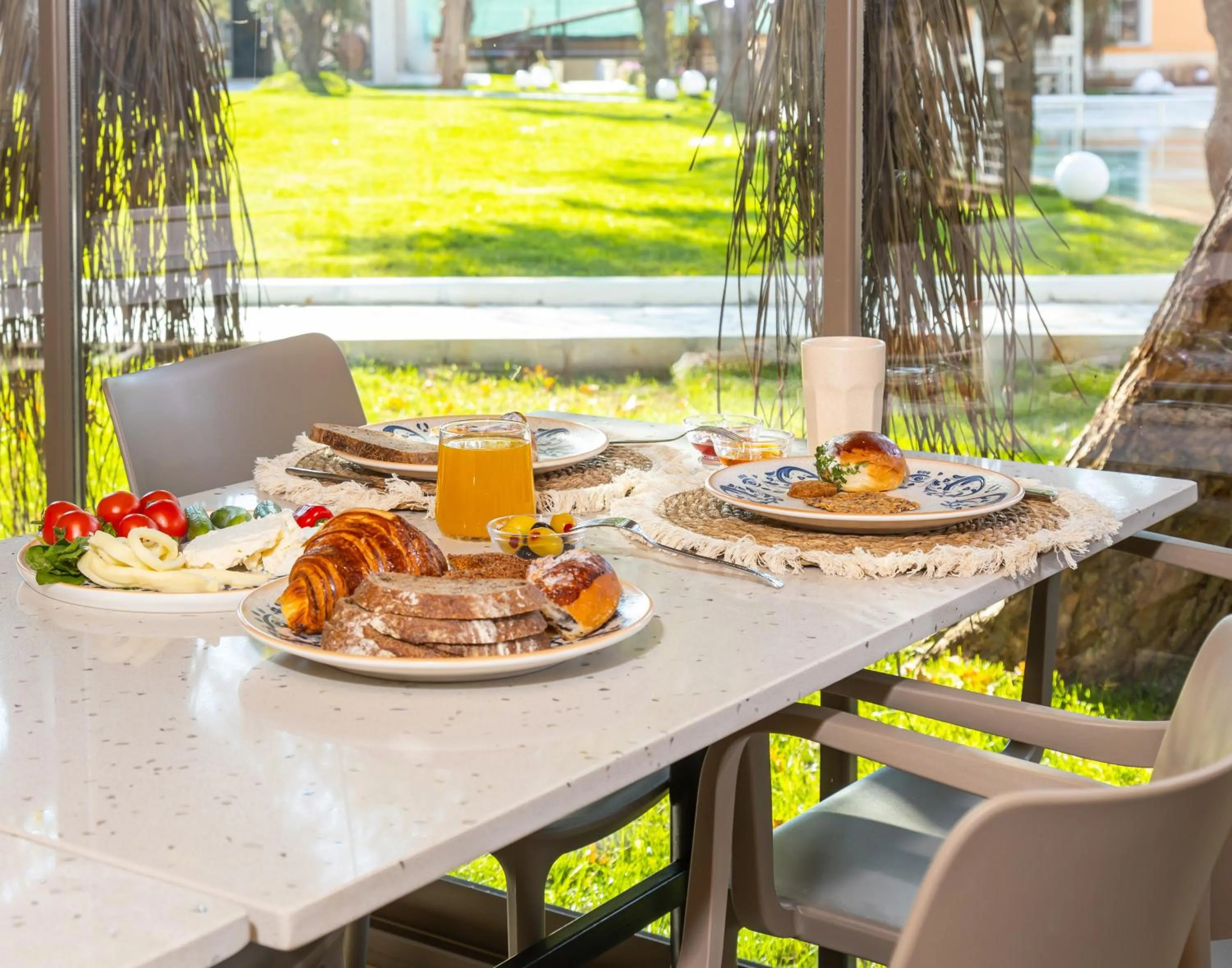 Restaurant/places to eat in Ema Houses