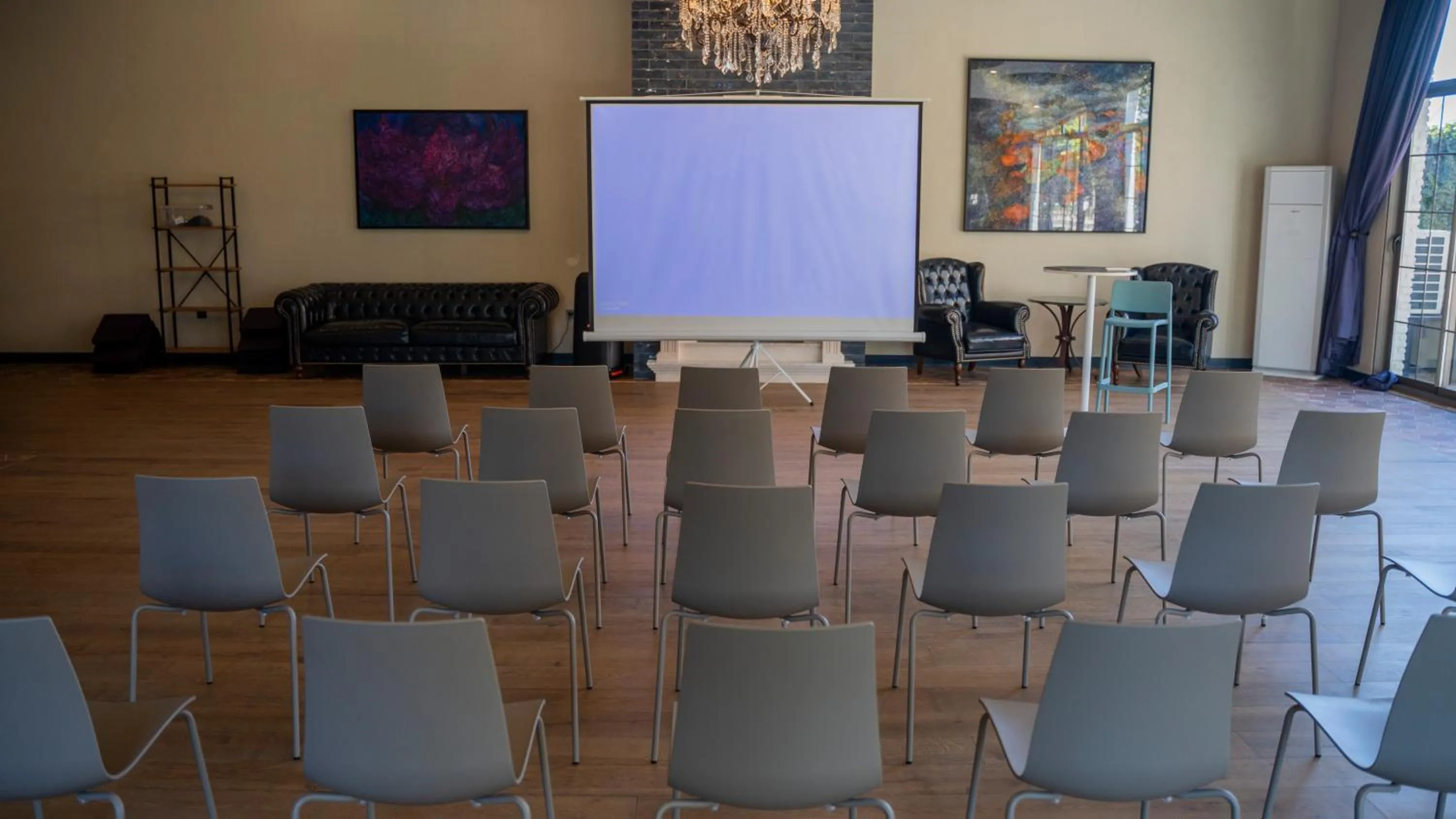 Meeting/conference room in Ema Houses