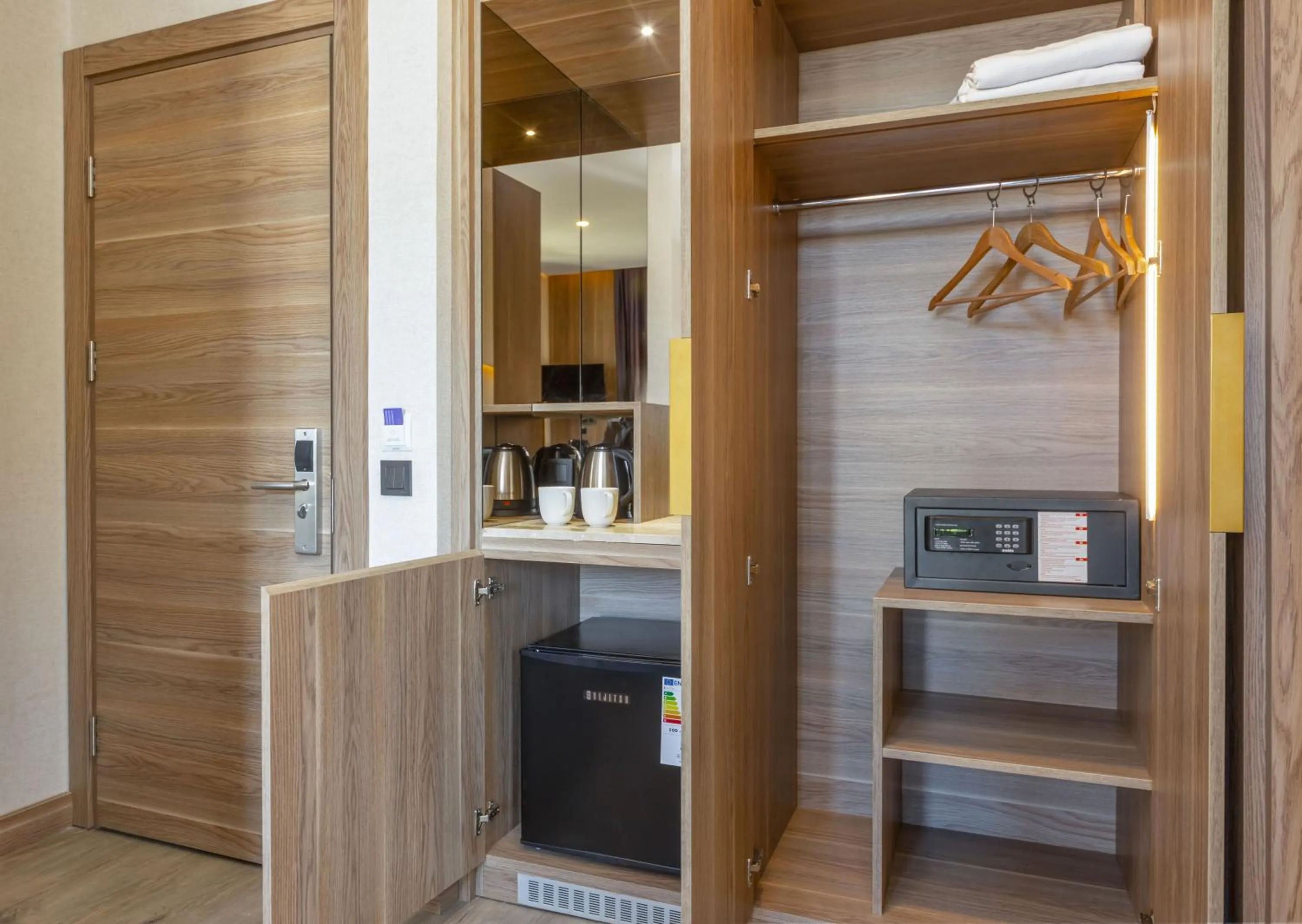 Coffee/tea facilities in Ema Houses