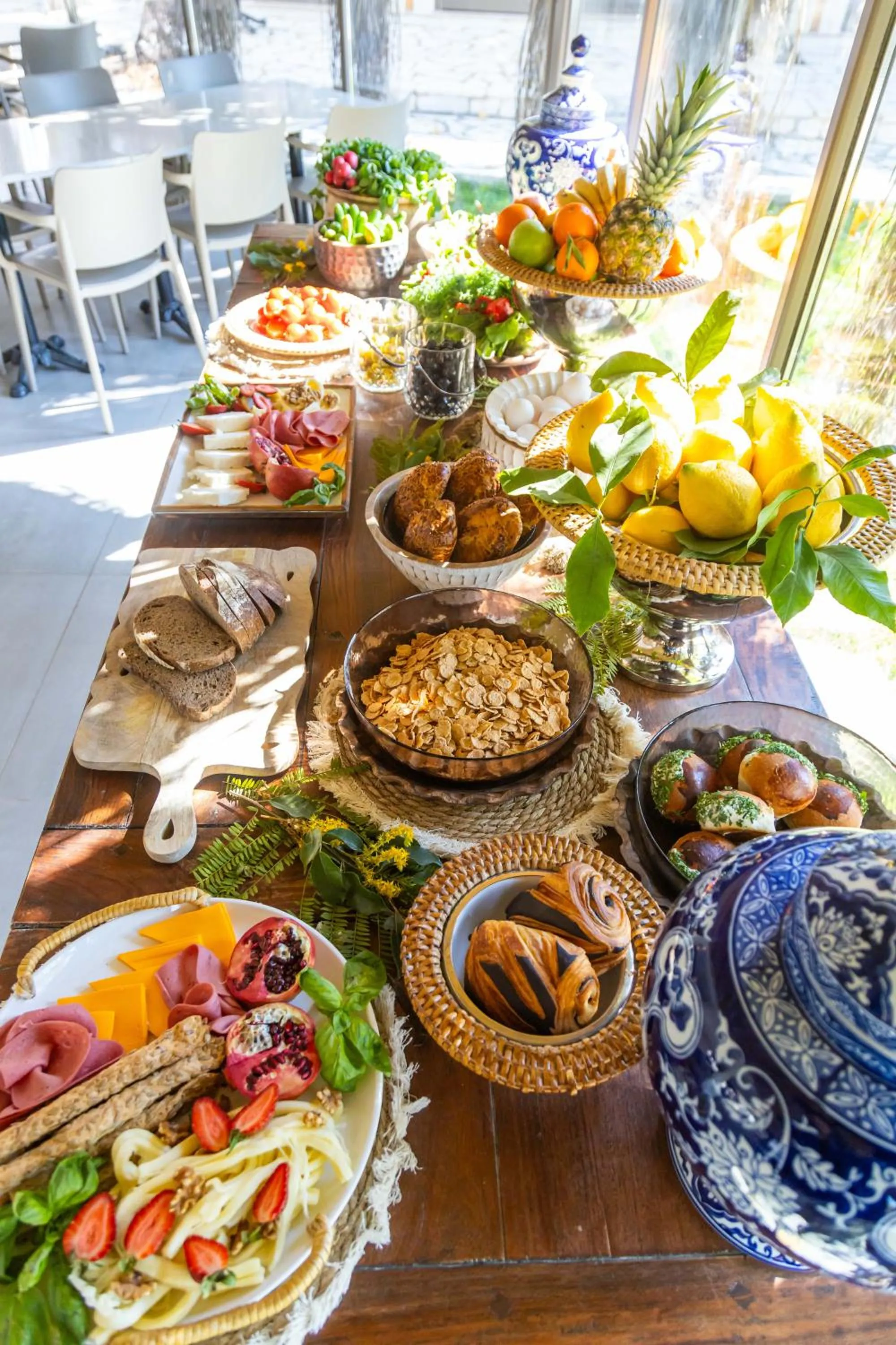 Restaurant/places to eat in Ema Houses