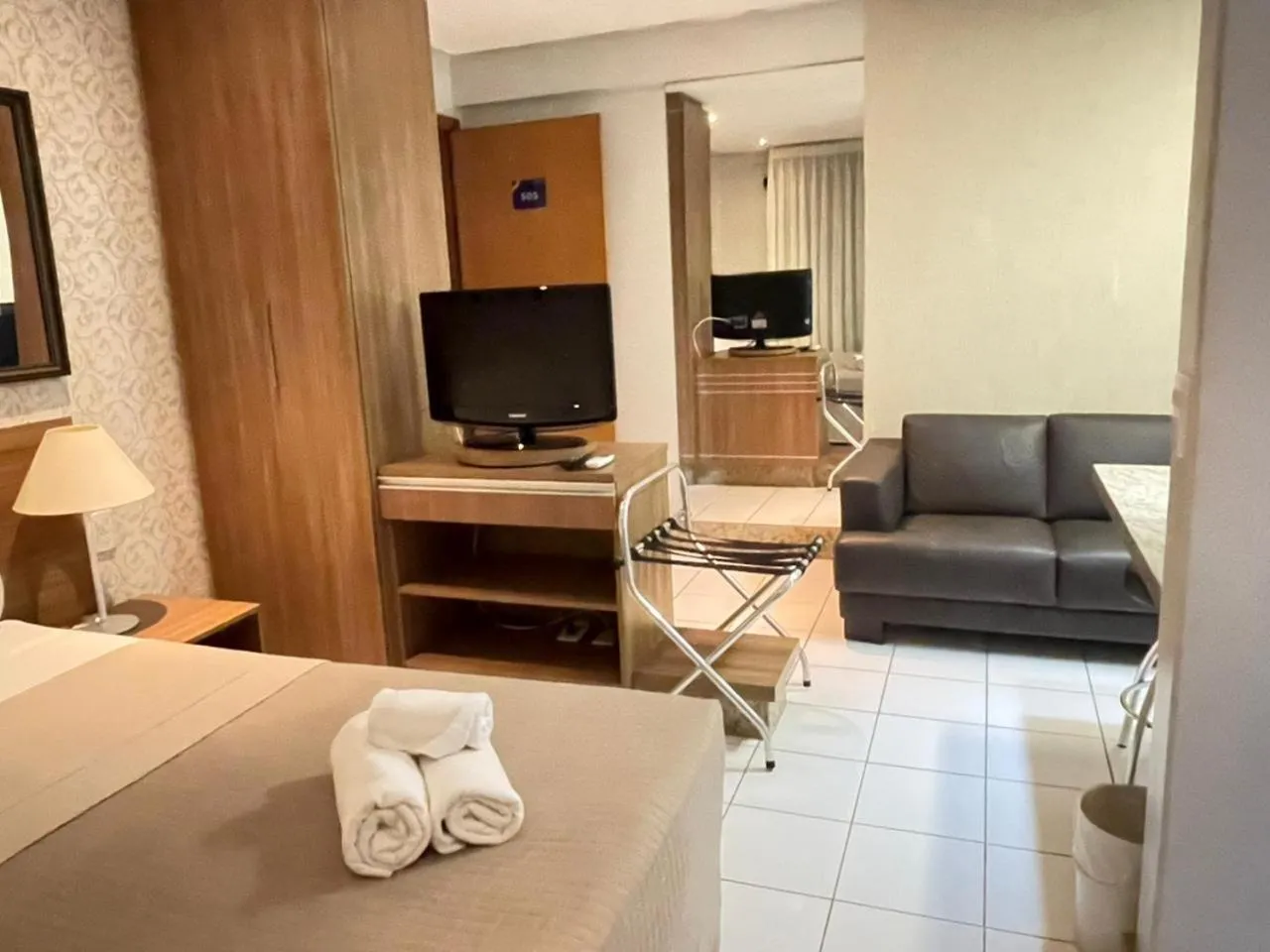 TV and multimedia in Sun Square Suítes Hotel By Lual