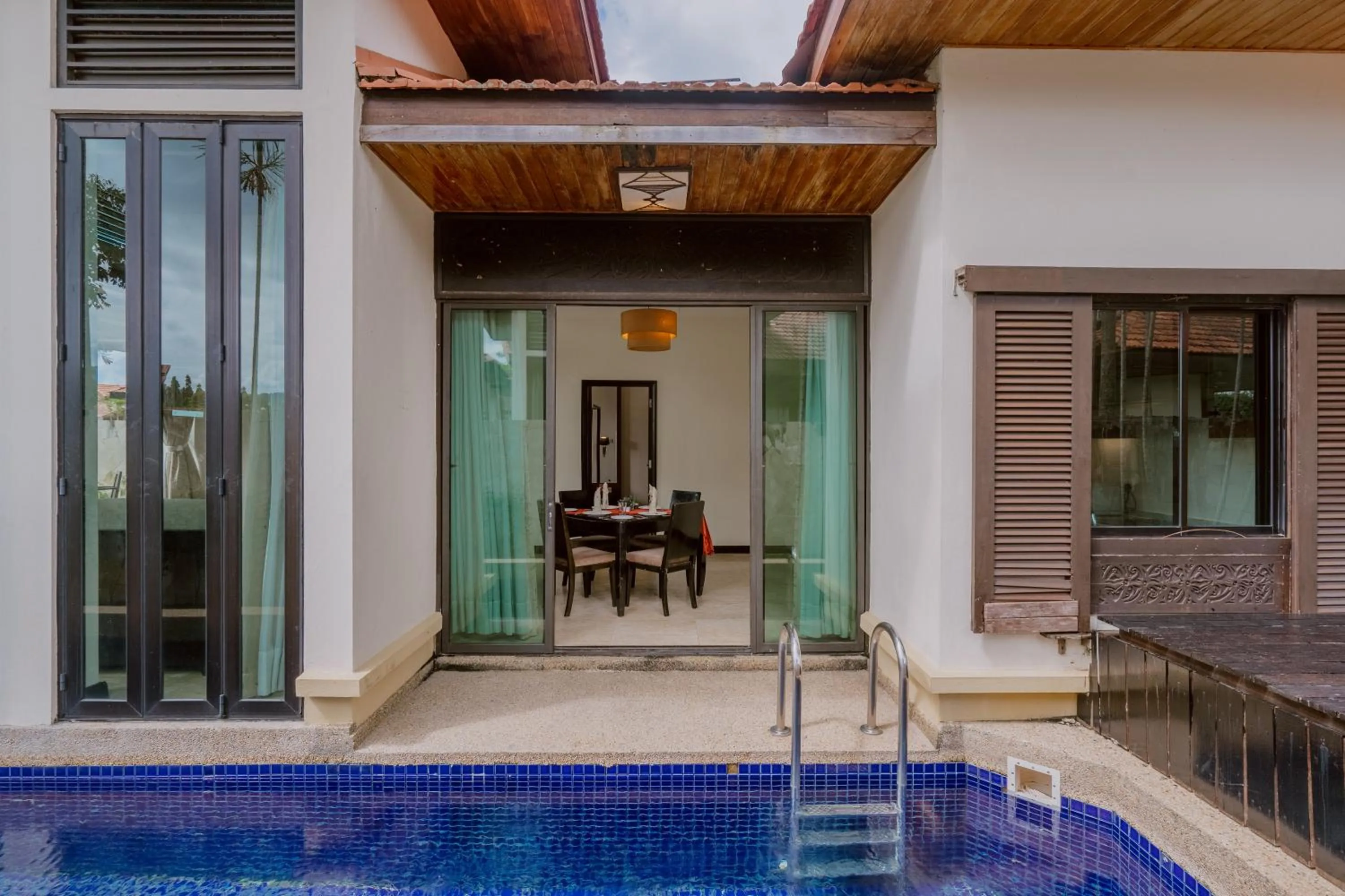Swimming pool in Borneo Beach Villa & Suite