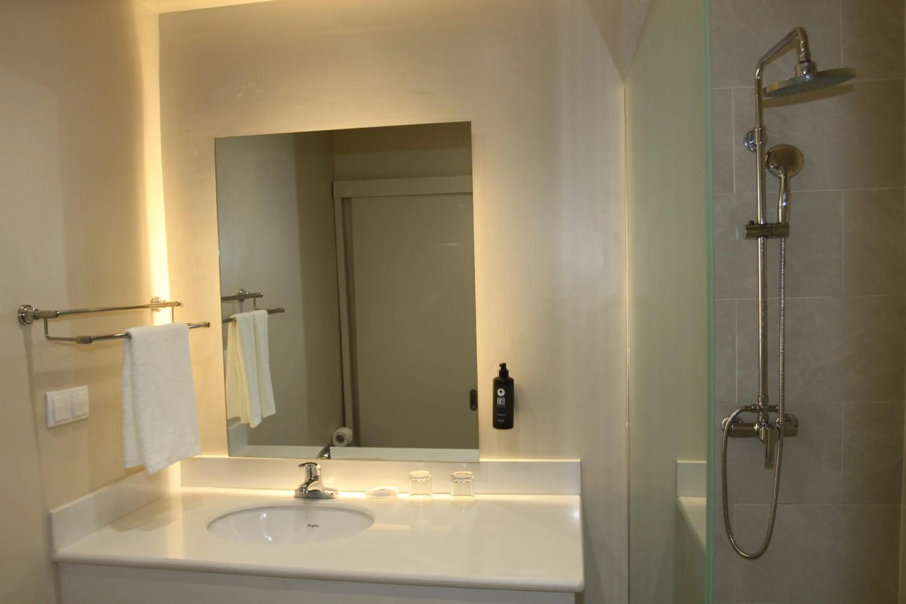 Shower in Flow Hotel Benguela