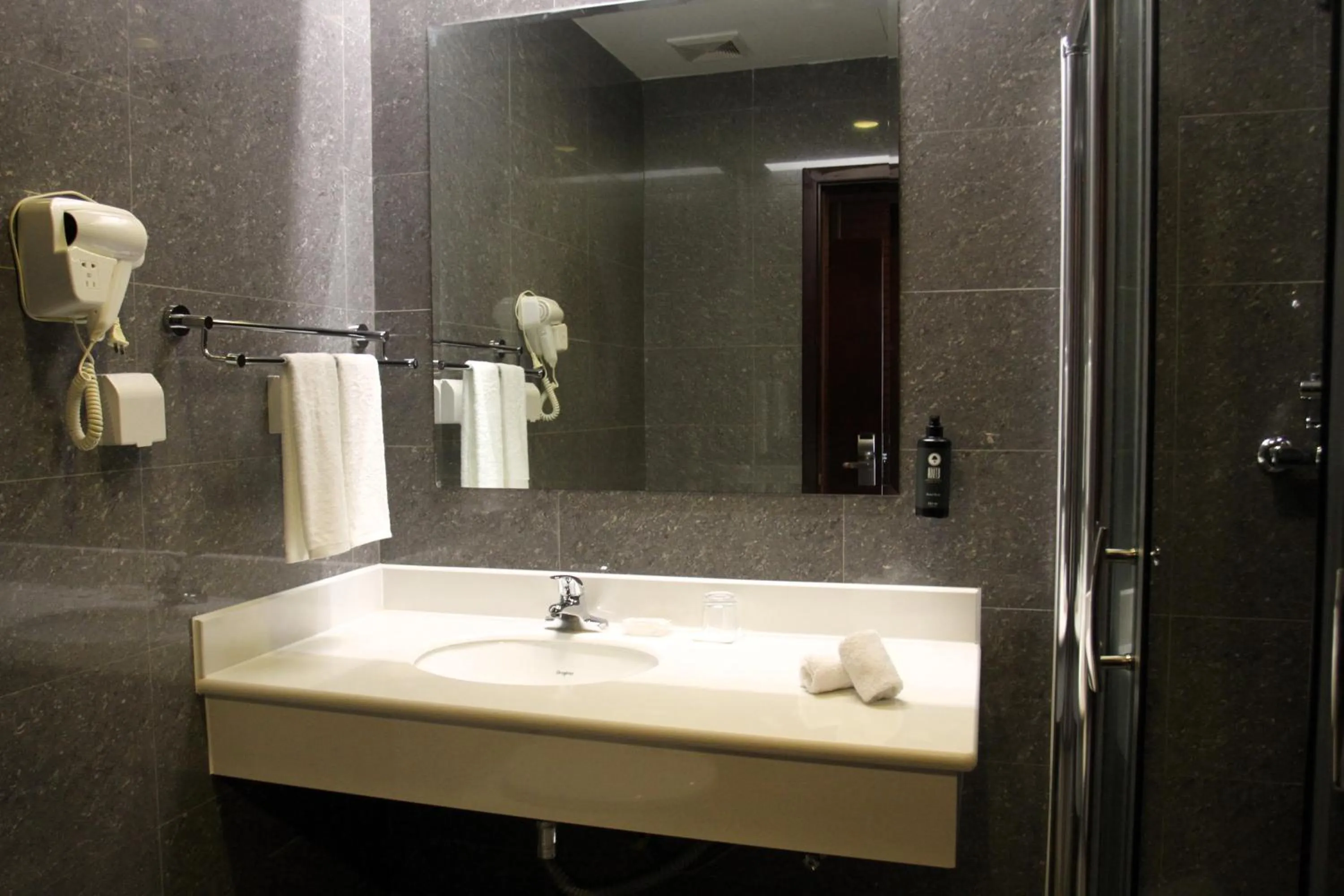 Shower in Flow Hotel Benguela