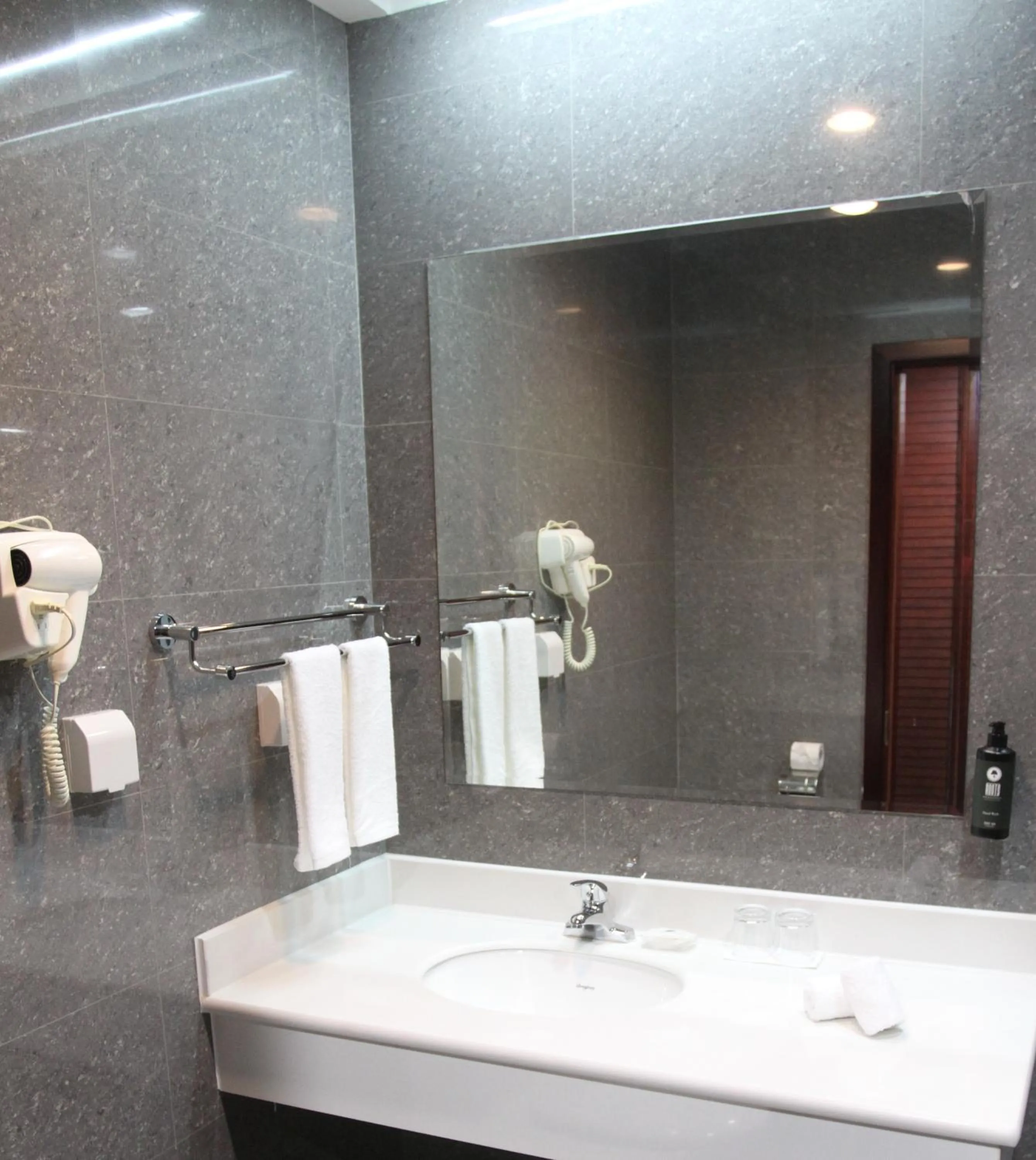 Shower in Flow Hotel Benguela