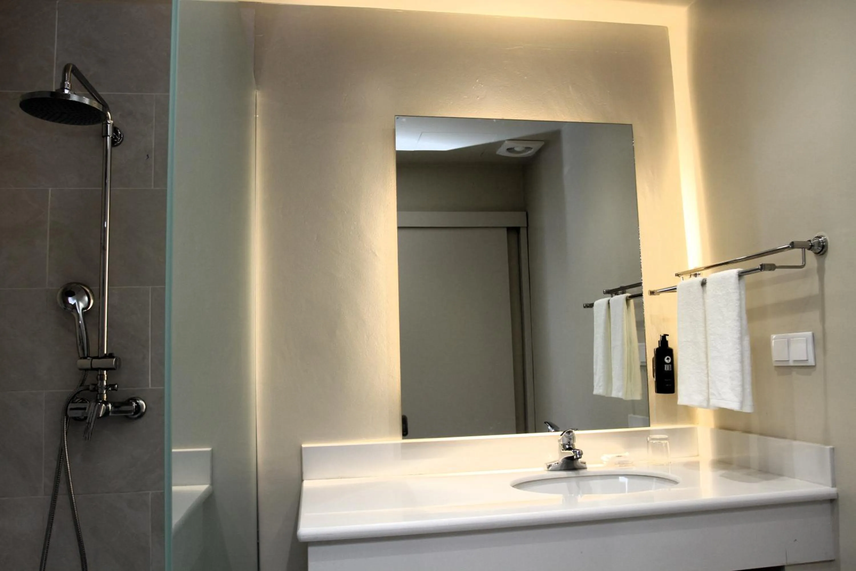 Shower in Flow Hotel Benguela