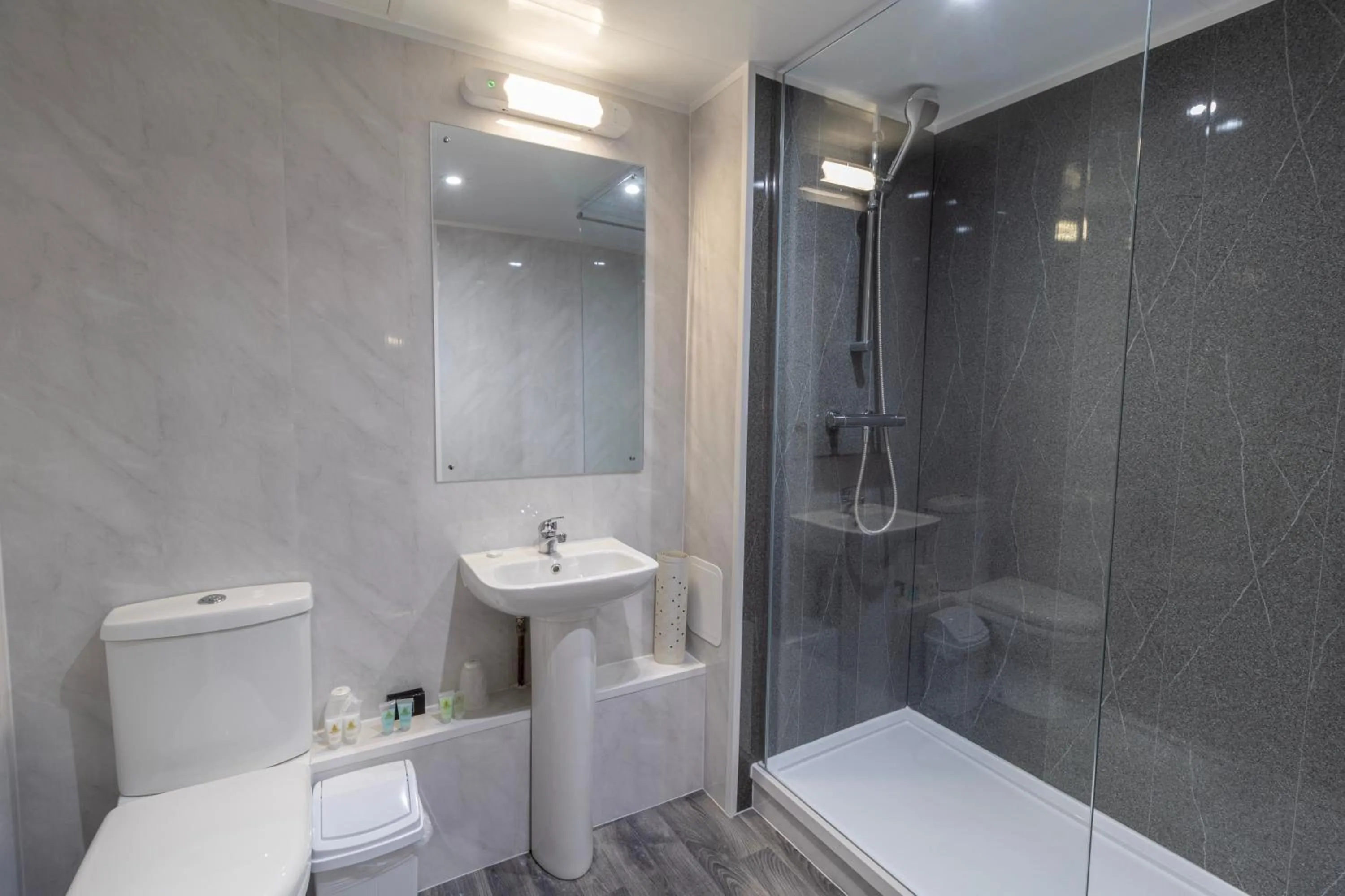 Shower in Hampstead Britannia