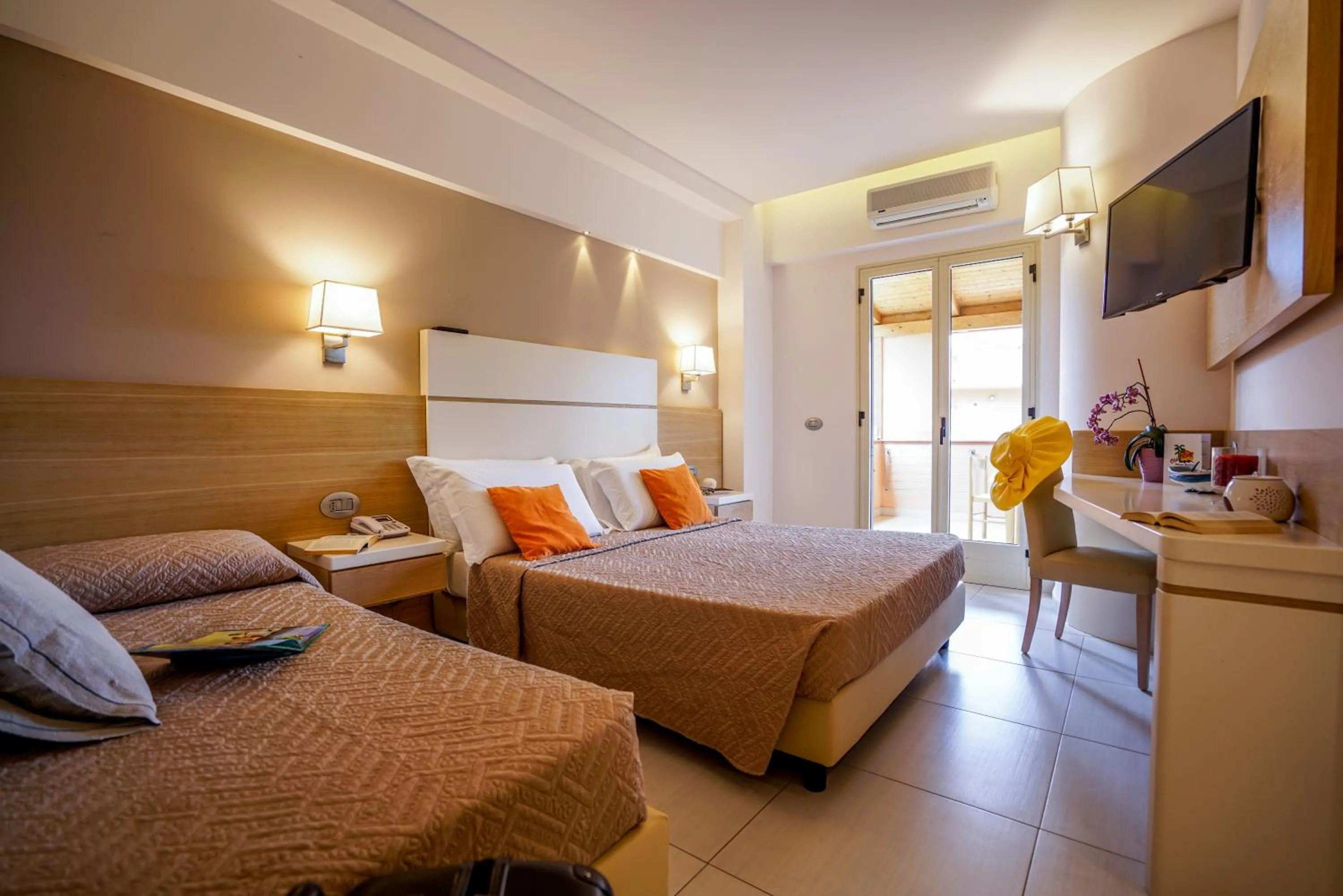 Luxury Triple Room in Hotel Villaggio Old River