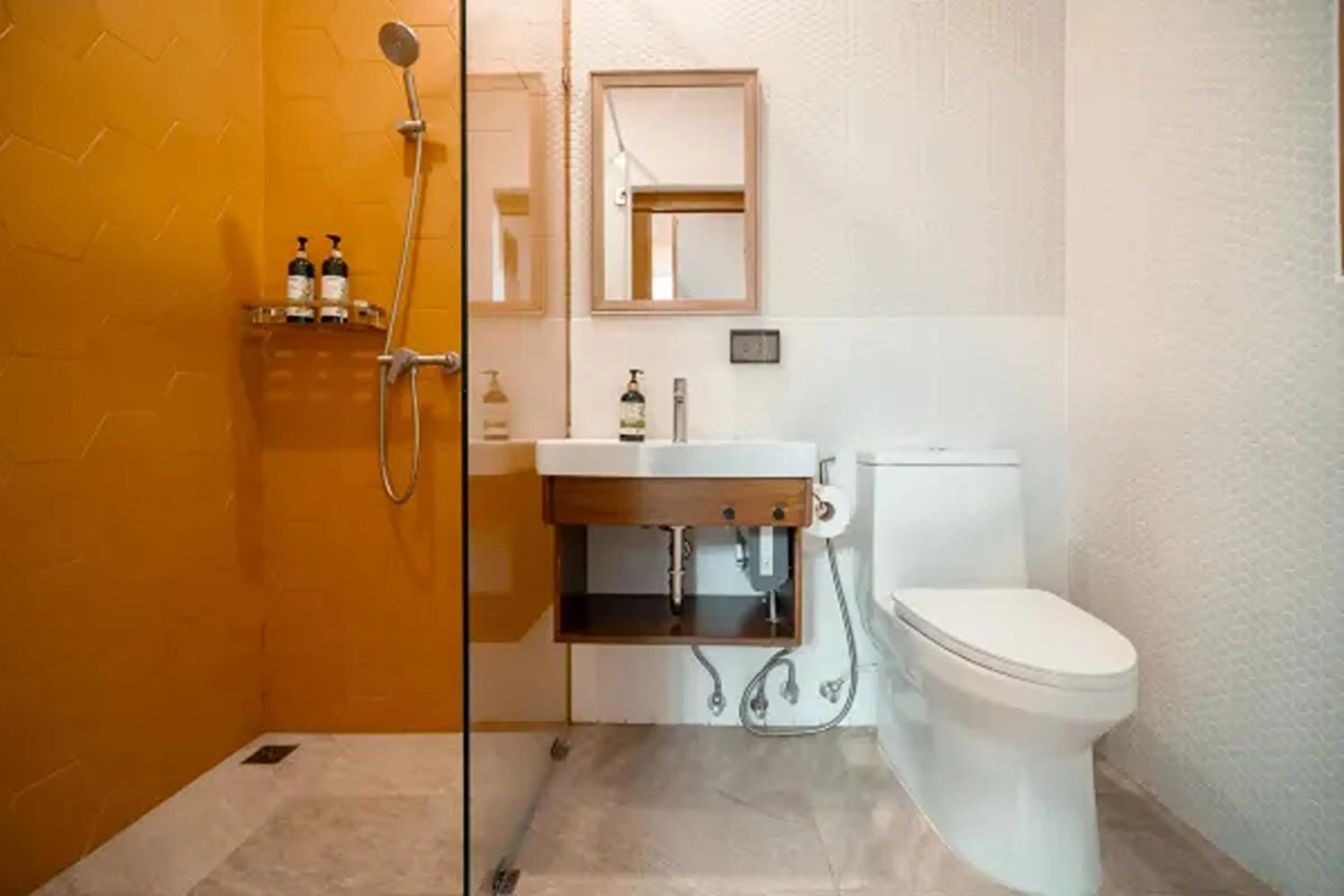 Bathroom in Taryn Tara Cafe and Stay