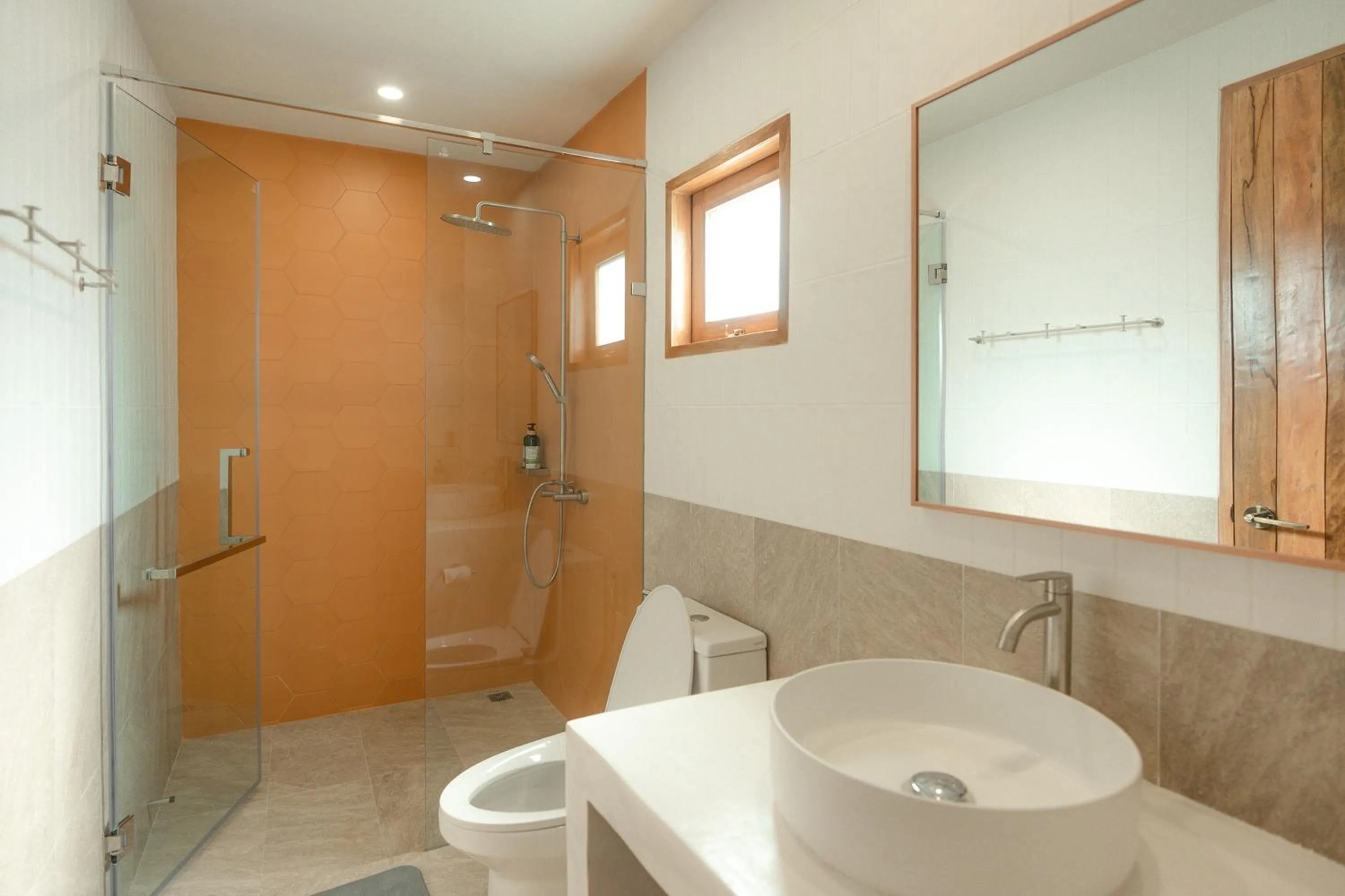 Bathroom in Taryn Tara Cafe and Stay