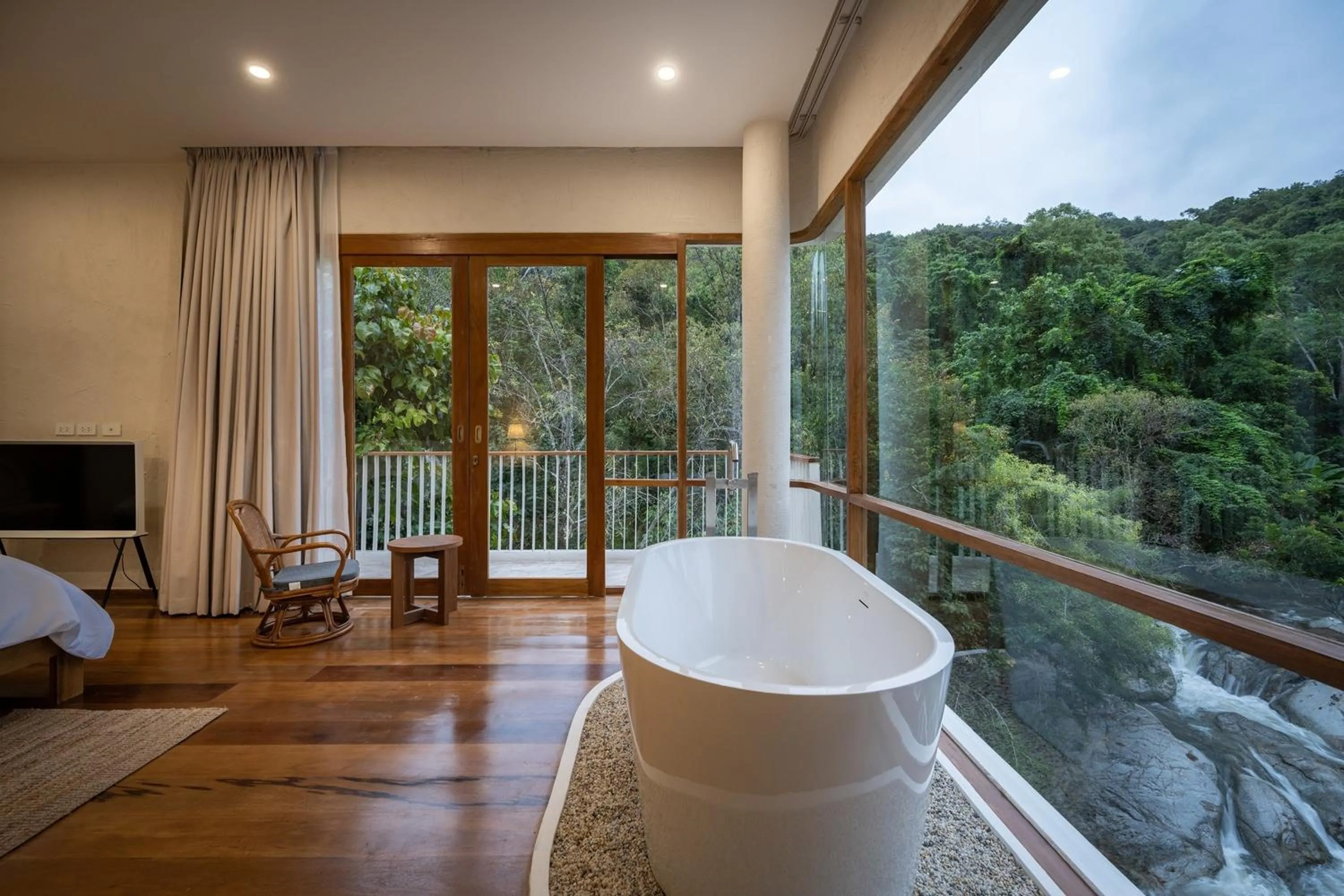 Hot Tub in Taryn Tara Cafe and Stay