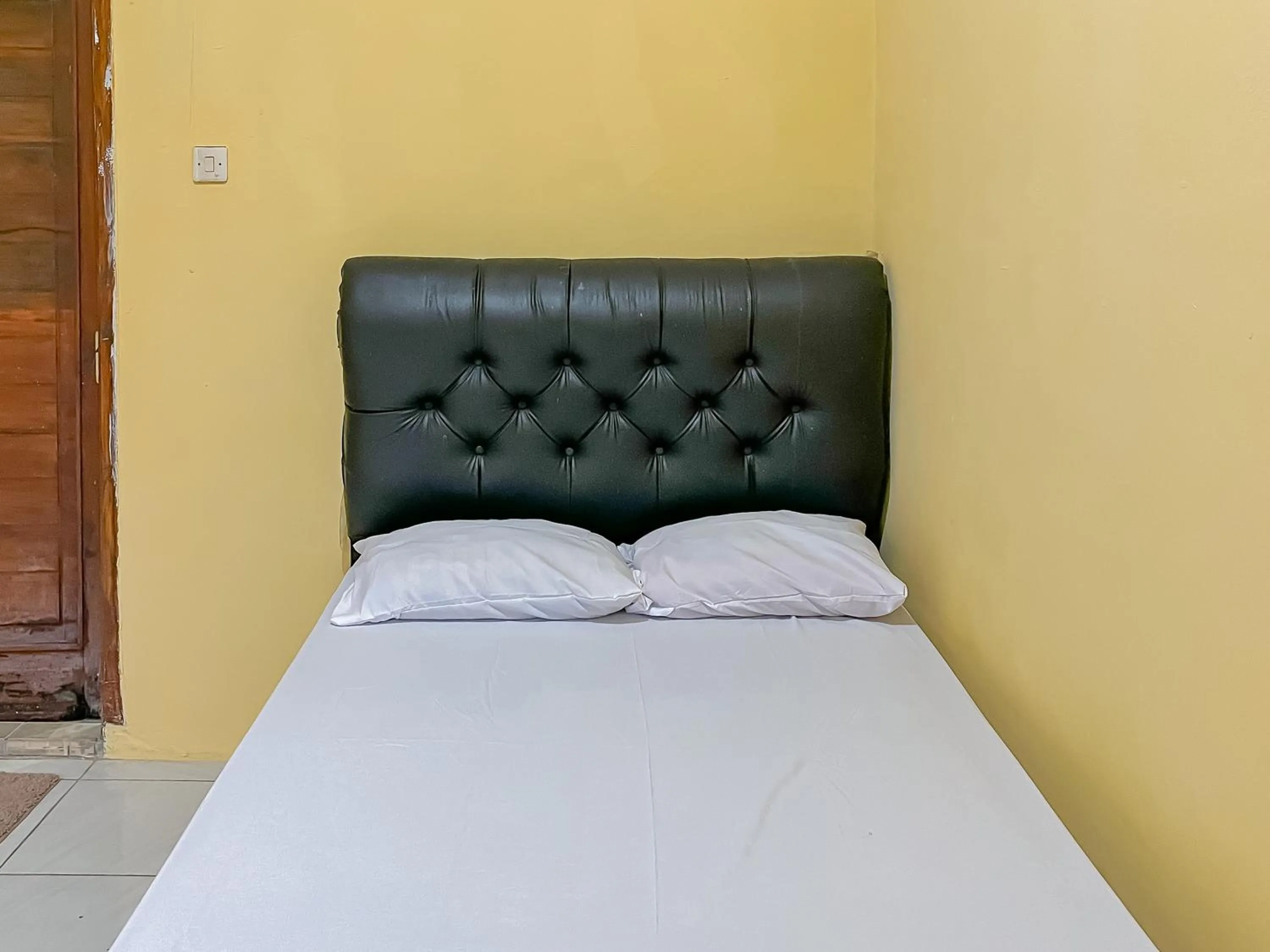 Bed in Penginapan Diar near Pantai Santolo Mitra RedDoorz