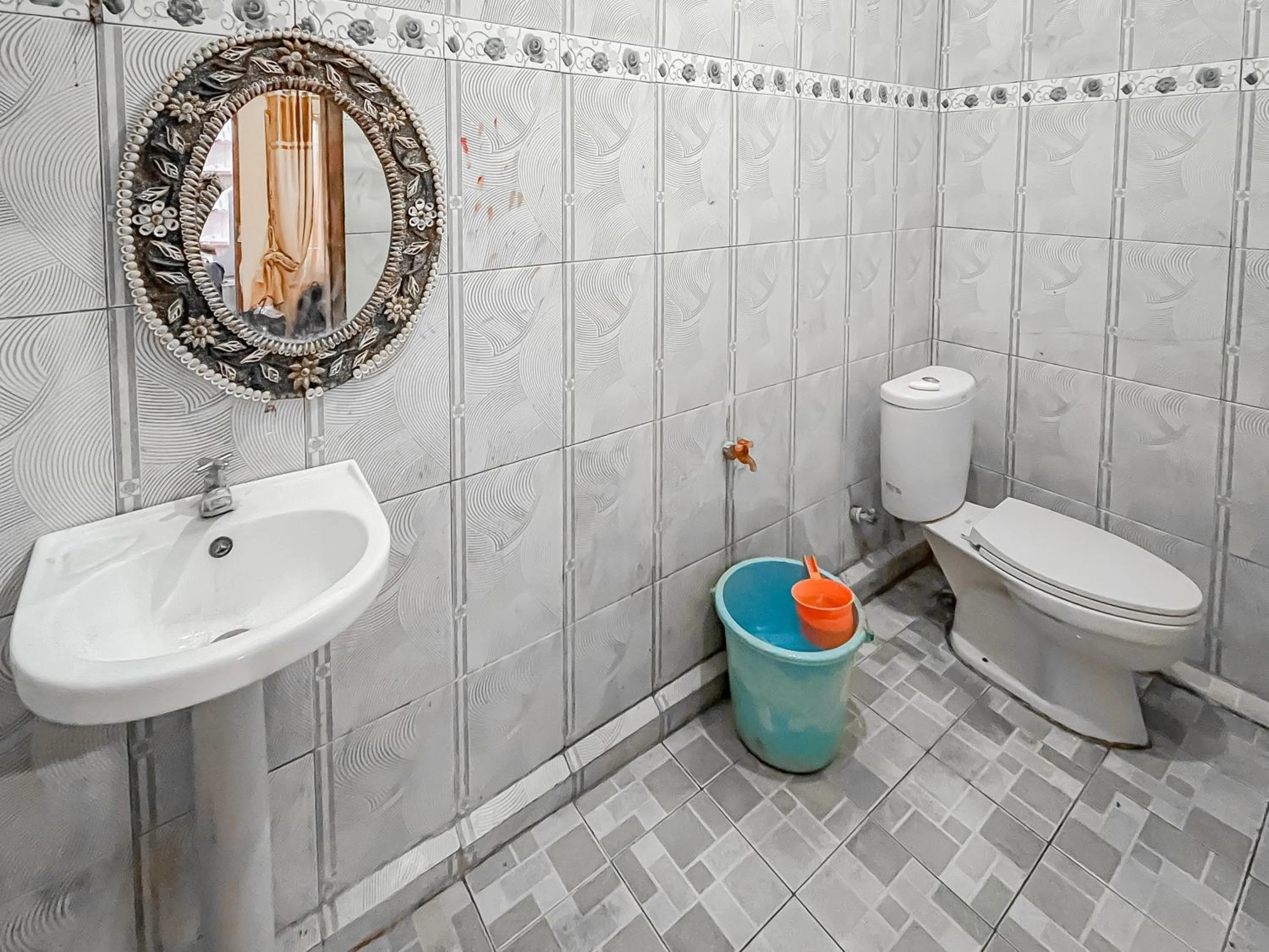 Bathroom in Penginapan Diar near Pantai Santolo Mitra RedDoorz