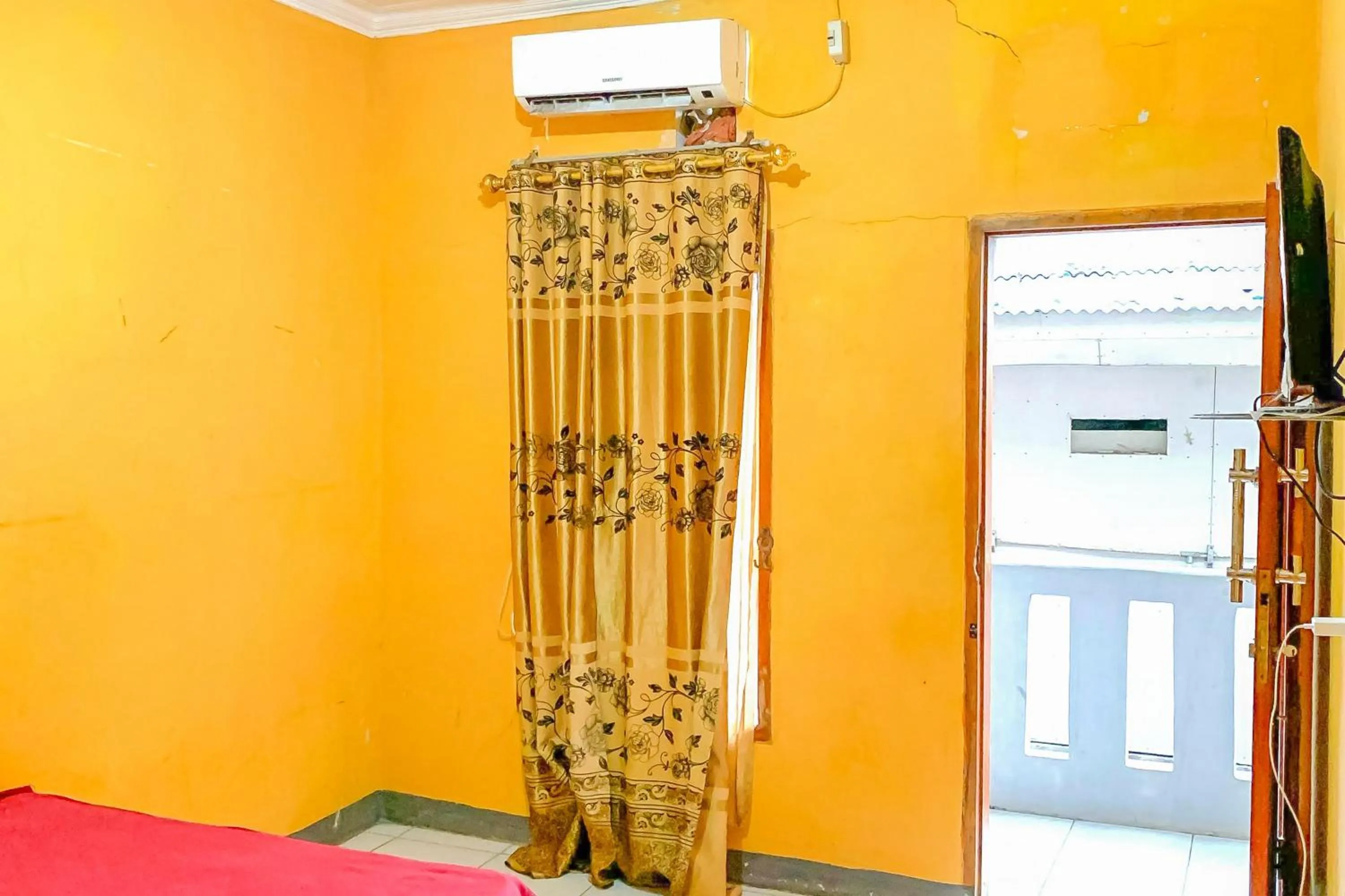 Bed in Penginapan Diar near Pantai Santolo Mitra RedDoorz