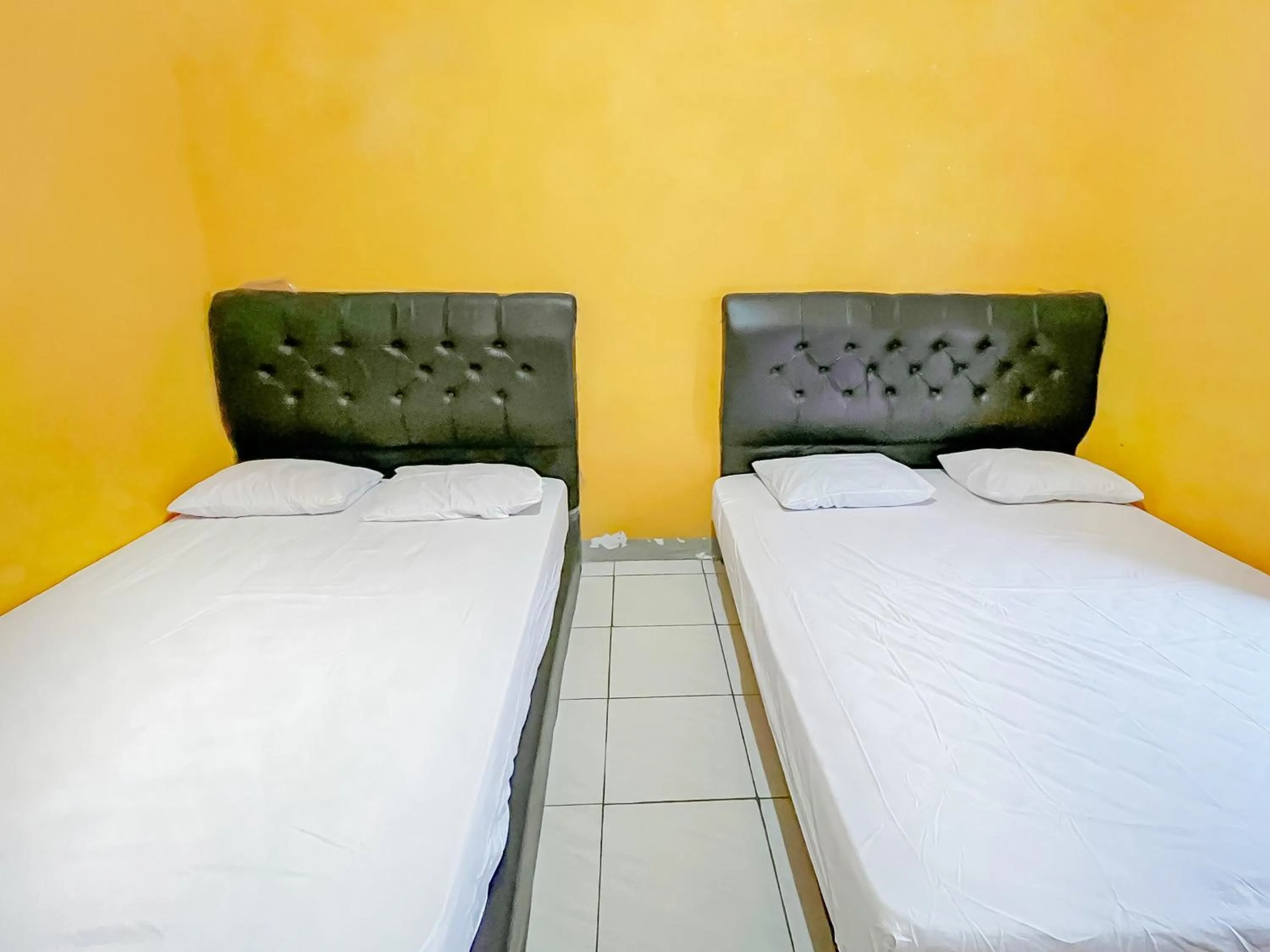 Bed in Penginapan Diar near Pantai Santolo Mitra RedDoorz