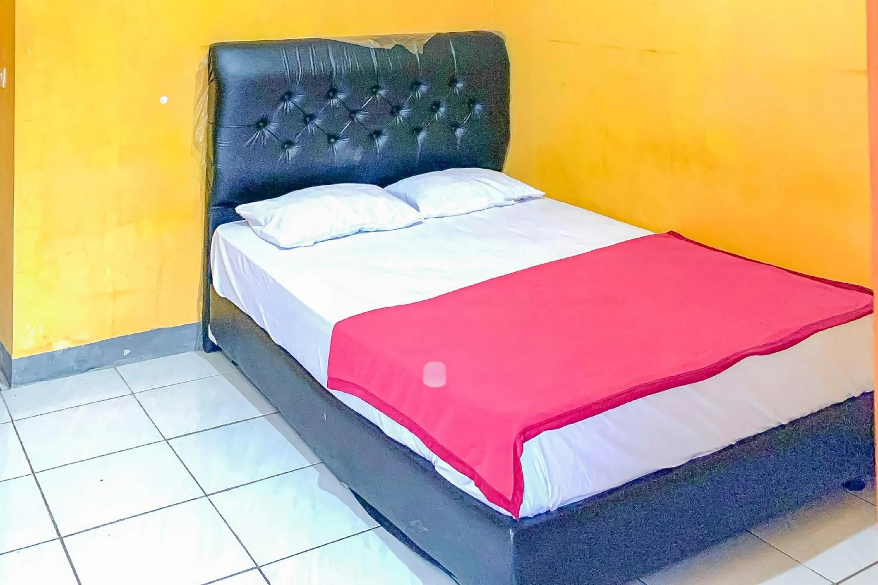 Bed in Penginapan Diar near Pantai Santolo Mitra RedDoorz