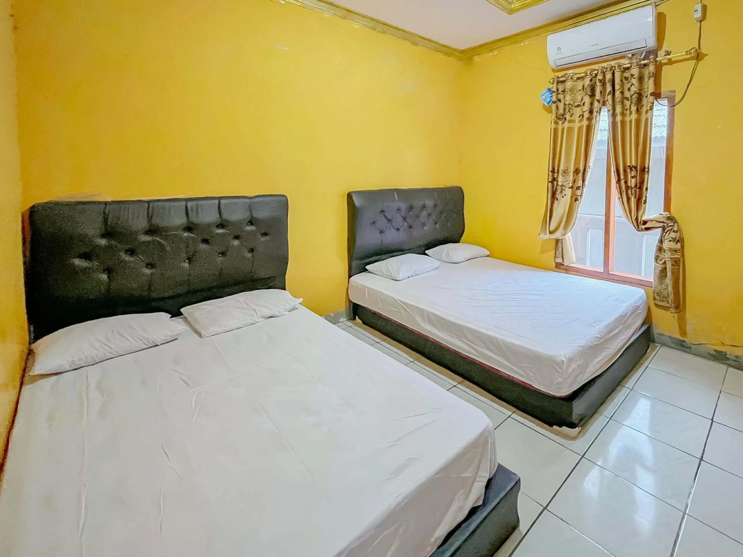 Bed in Penginapan Diar near Pantai Santolo Mitra RedDoorz
