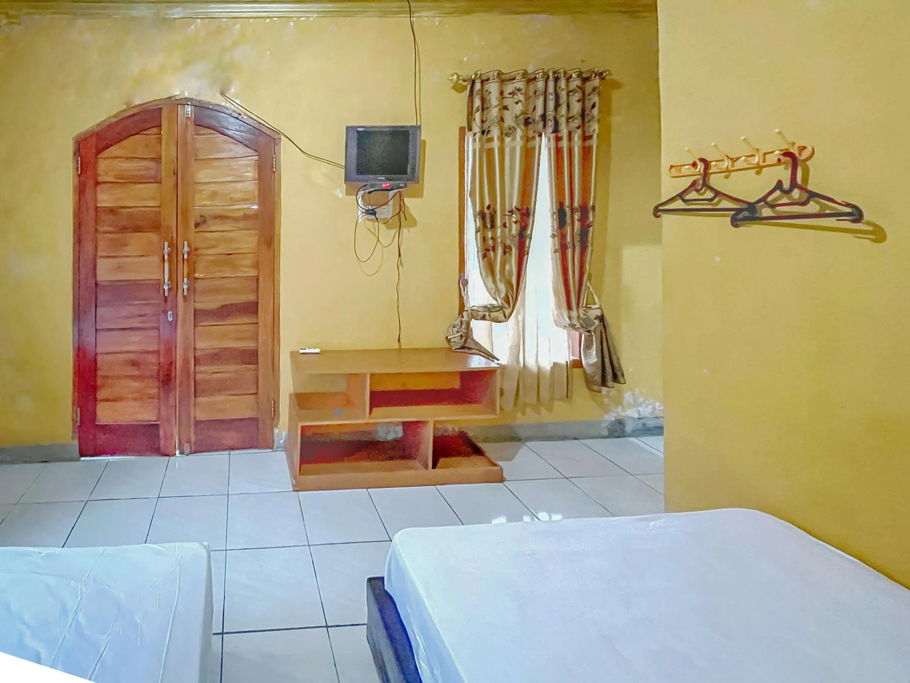 Bed in Penginapan Diar near Pantai Santolo Mitra RedDoorz