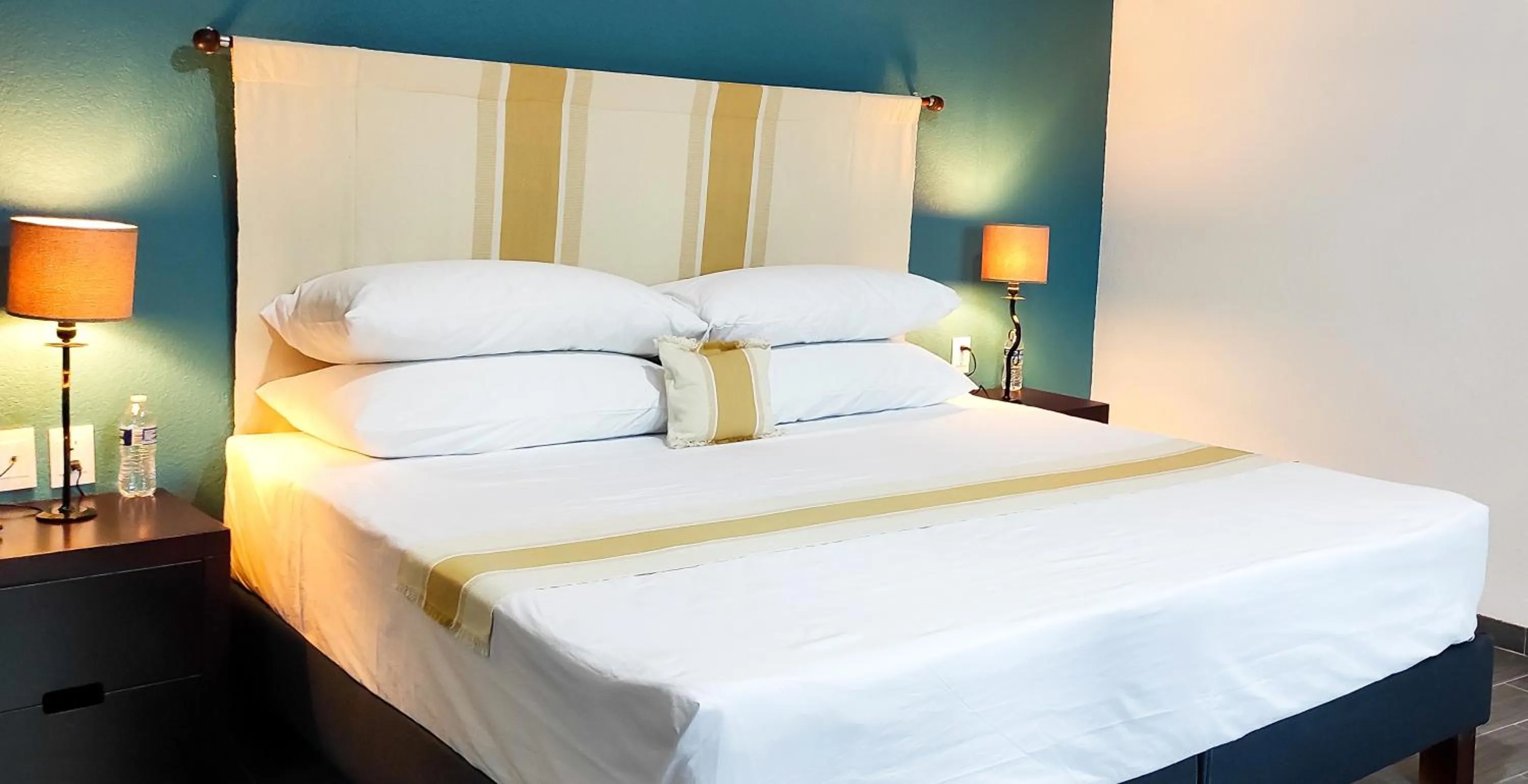 Photo of the whole room, Bed in Nueve Agaves Hotel