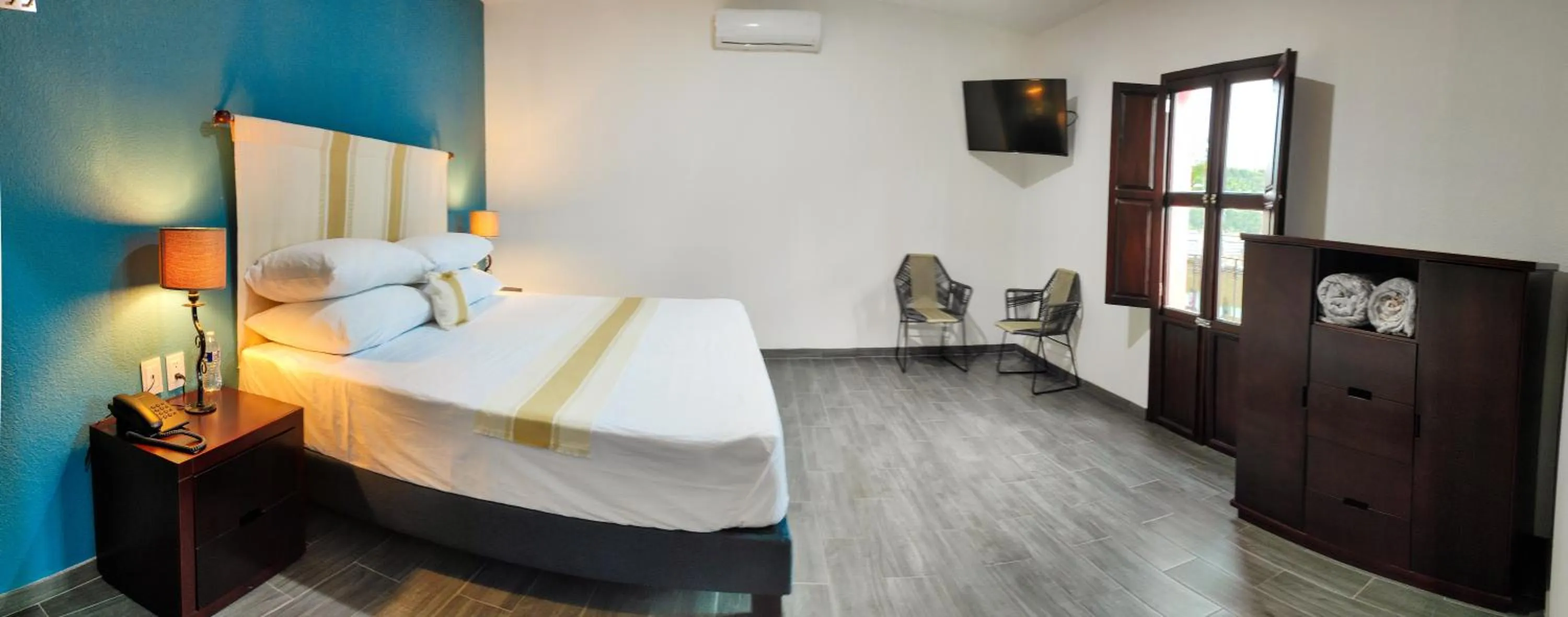 Photo of the whole room, Bed in Nueve Agaves Hotel